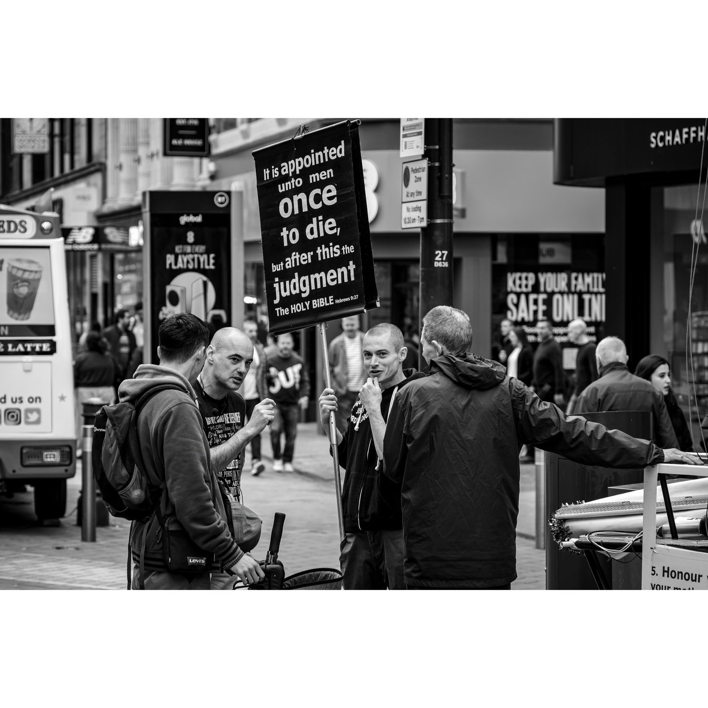Leeds - For no particular reason.
More random randomness from rambles around the city.

#leeds #bnwstreetphotography #blackandwhite #streetphotography_bw #leedslife