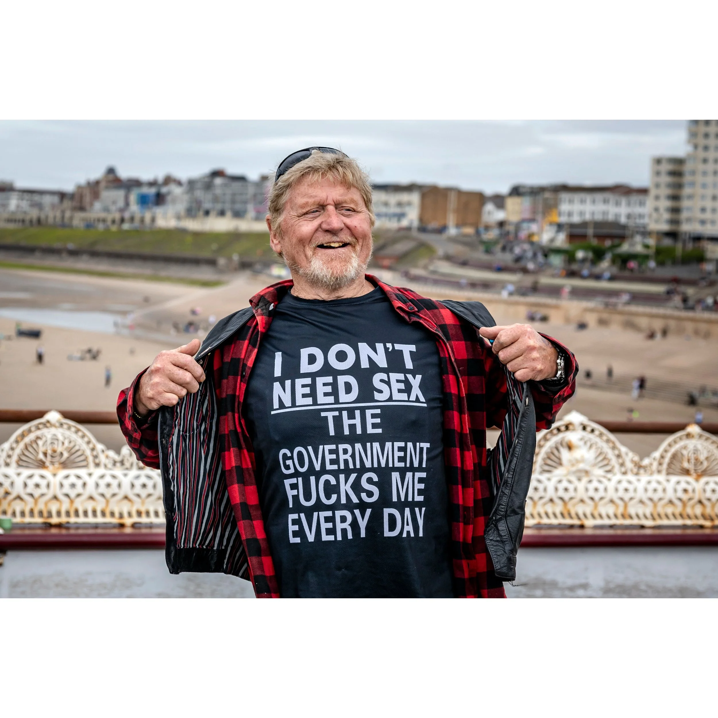 In Blackpool.
Makes a change from the &lsquo;Kiss me Quick&rsquo; hat.
I&rsquo;m sure his mate agrees.

#blackpool  #tshirt #streetportraits #streetphotography #tshirtoftheday