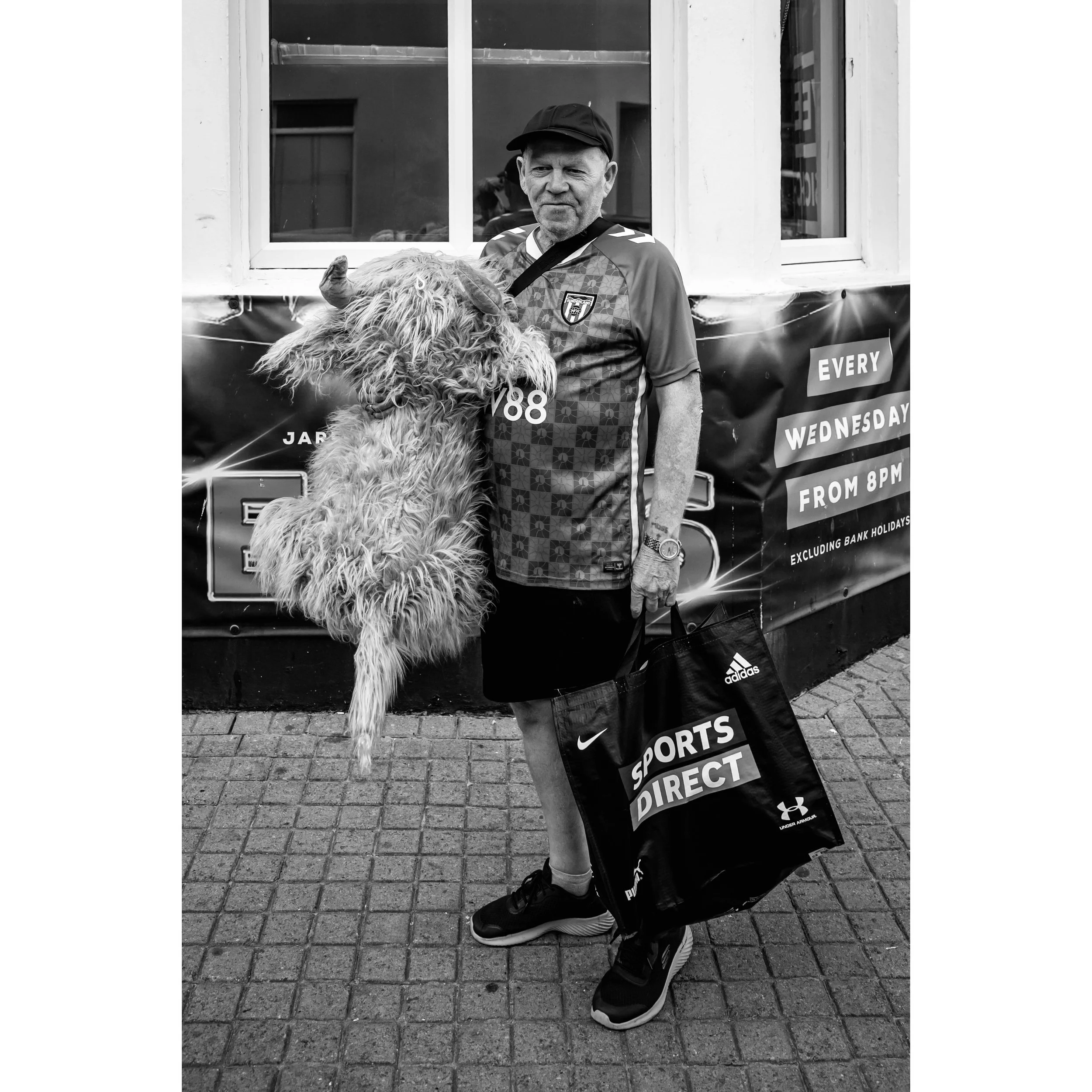 Walking home from the fair with his prize. 🏆 

#blackpool #bnwstreetphotography #bnwstreetphoto #blackandwhite #bnwstreet
Mike Bettney Photography
Yorkshire wedding photography
Leeds event photography