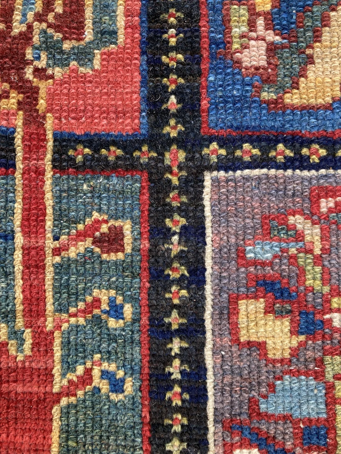 22.12.00006_16 Antique Persian Bakhtiar Carpet.JPG