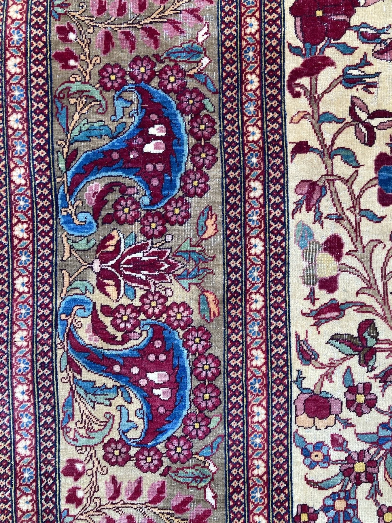 22.10.00006_11 Antique Persian Isfahan Rug.JPG
