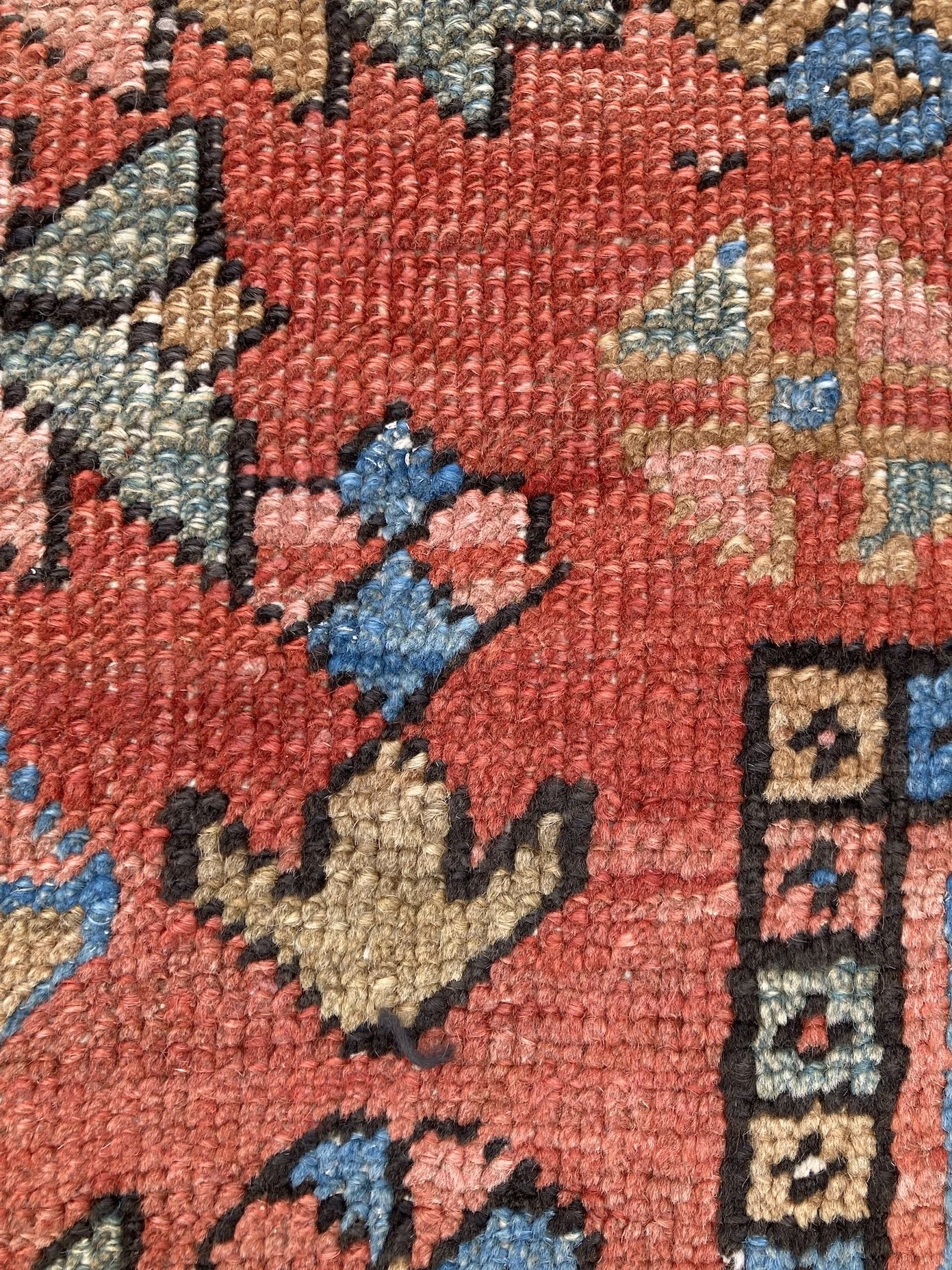 22.16.00001_18 Antique Persian Heriz Carpet.JPG
