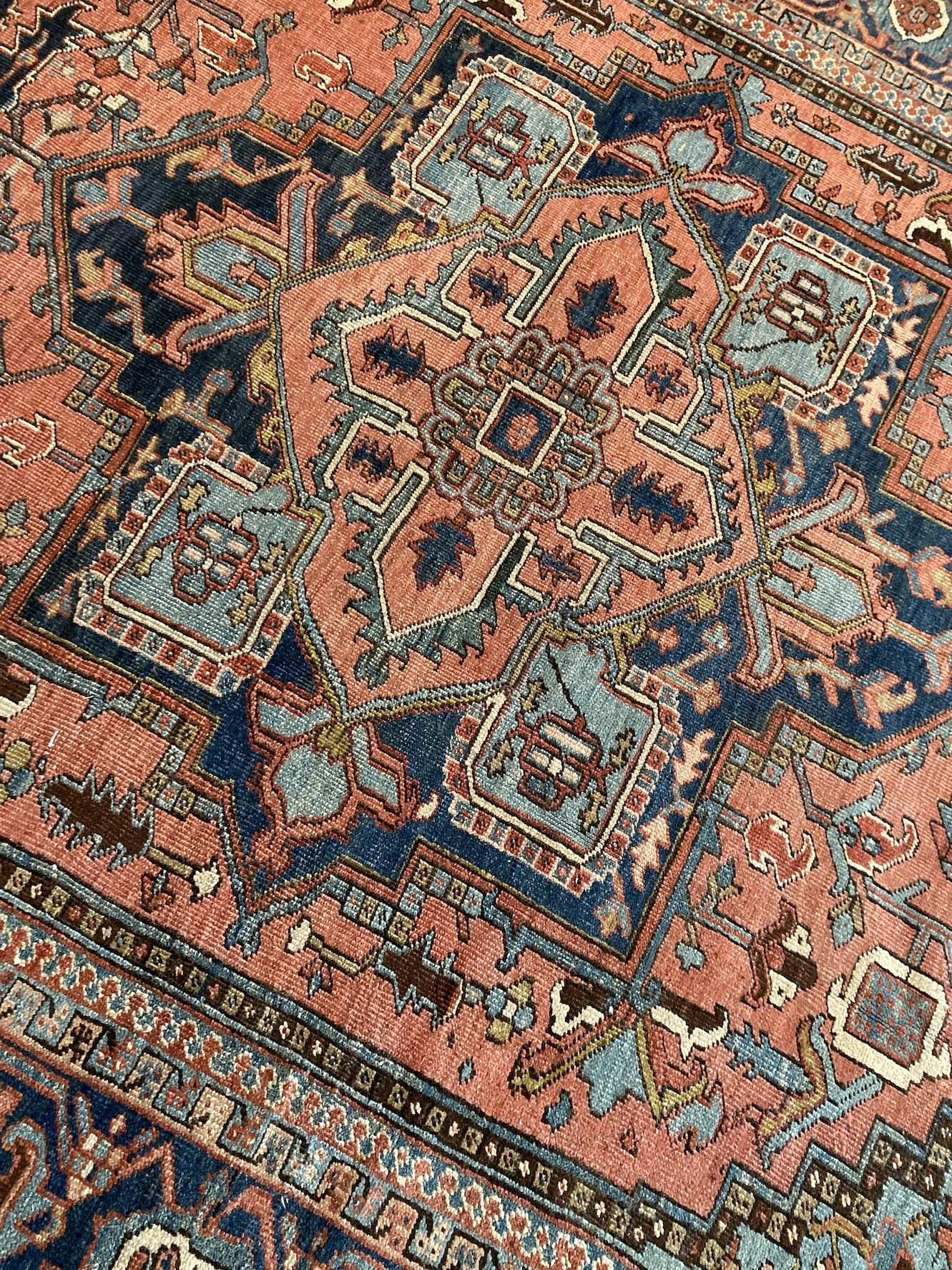 22.28.00001_8 Antique Persian Serapi Heriz.JPG