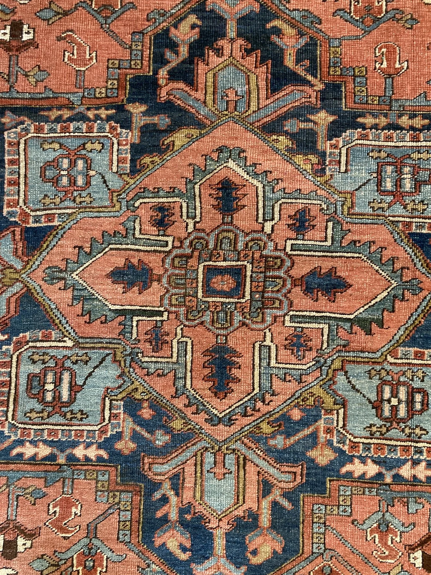 22.28.00001_11 Antique Persian Serapi Heriz.JPG