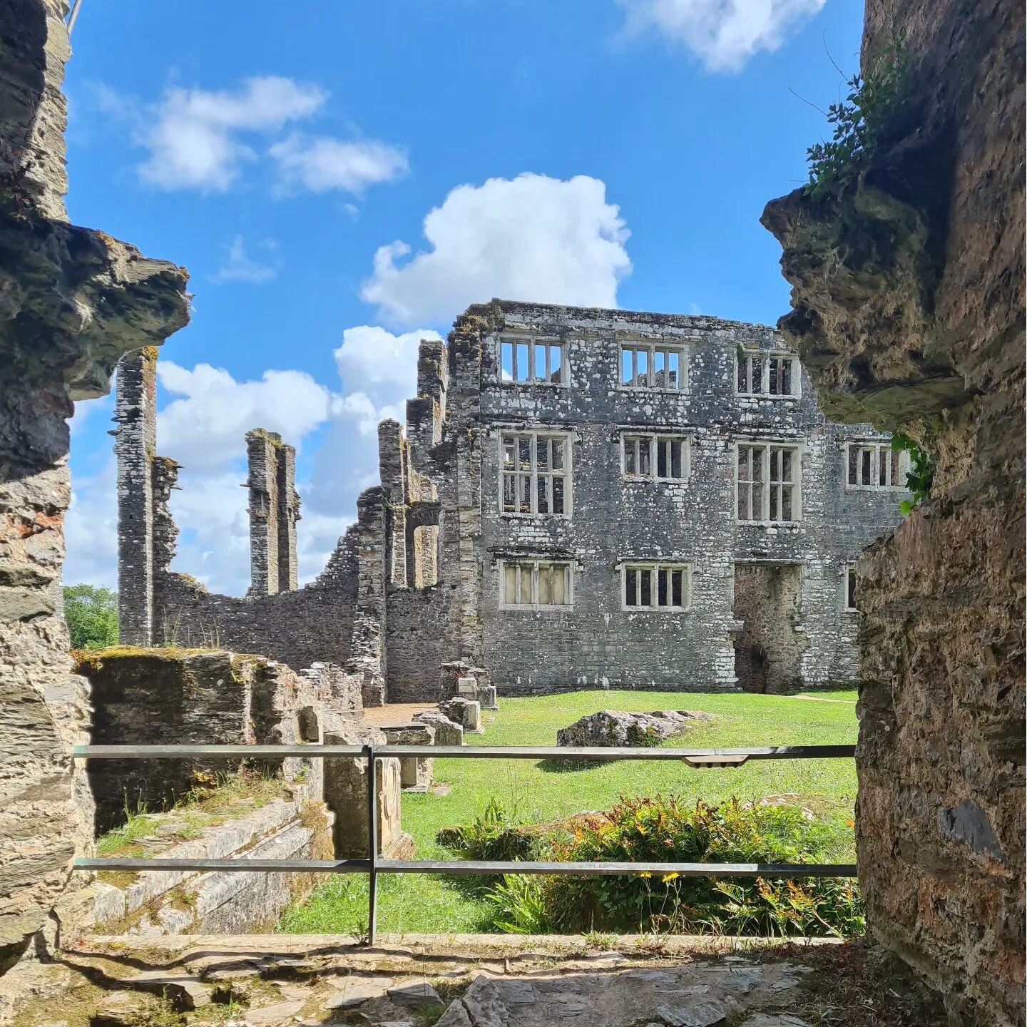 One of my happy places ✨️ Berry Pomeroy, Devon 📍🌎 
#happyplace #ruins #castle #keep #history #england #devon #bluesky #sunshine #daysout #uk #travel