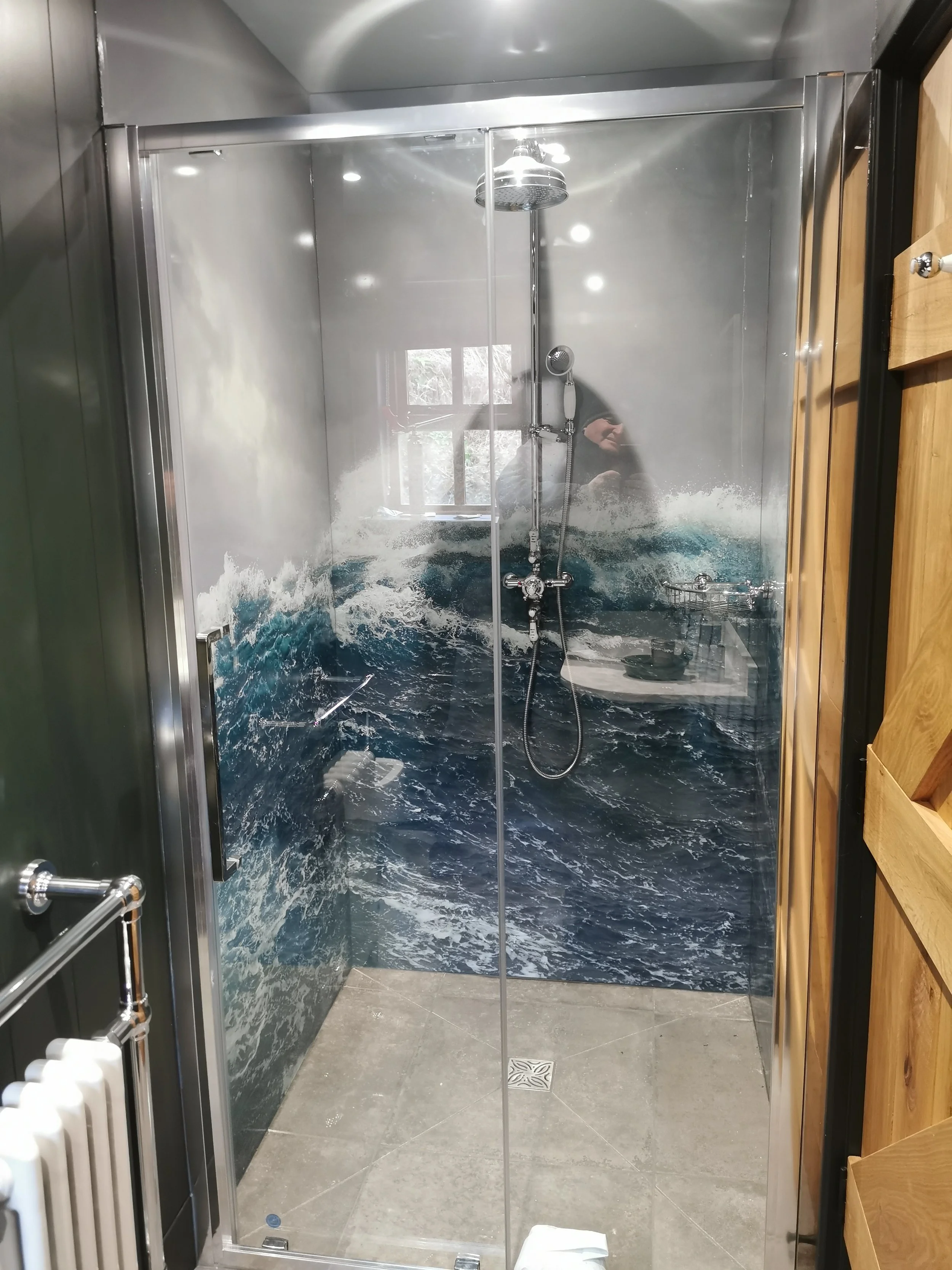 Create an illusion of space in a small bathroom — Showerscape