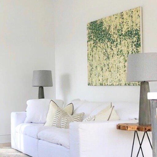 Many of us love a pure white sofa, but worry that it may not wear well or will show inevitable spills. Adding a statement piece on the wall just above the sofa gives the space another point of interest. The best of both worlds. #art #design #livingro