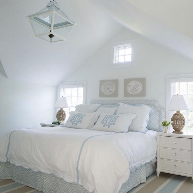 Weekend ready, and with summertime just around the corner, this beautiful bedroom on the New England coast is pure bliss. Designed by @elenaphillipsinterios with artwork from @appletonartdesign 📷@janebeilesphoto