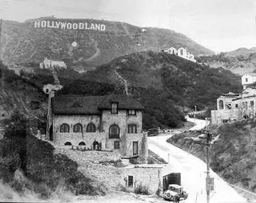 The HOLLYWOODLAND sign and the Humphrey Bogart house, circa 1925. Bogart was a Beachwood Canyon neighbor of Peg Entwistle, and he had acted with her at Lakewood Theatre in the summer of 1931. Image courtesy Los Angeles Public Library, Security Pacific Collection. 