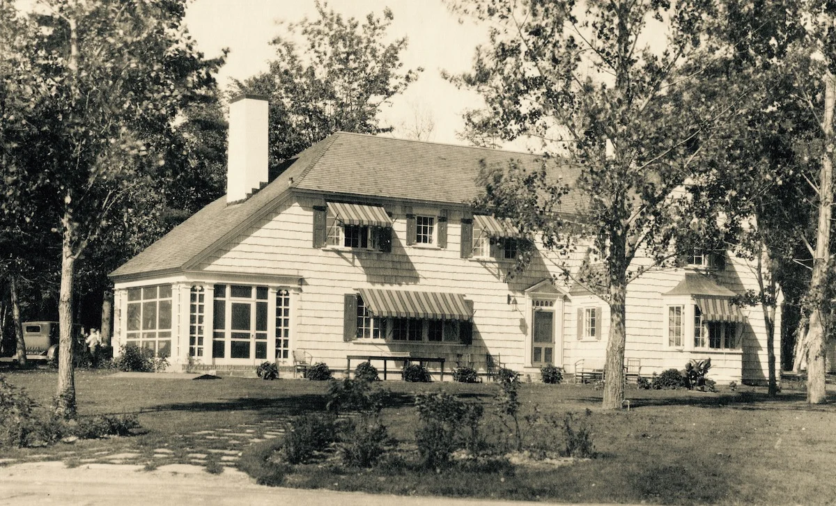 The Colony House at Lakewood (now the Colony House Inn B&B ), which Warren's father, playwright John B. Hymer, built in 1929. Warren grew up summering at Lakewood and acting on the stage in a number of plays.. (Author's private collection.)