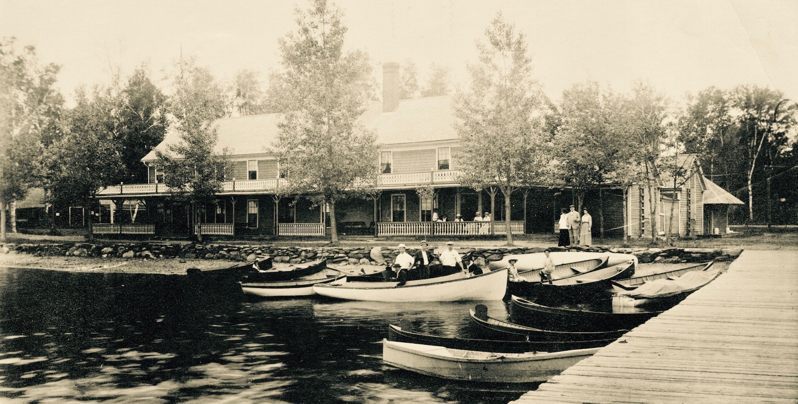The old Lakewood Hotel, built by the Somerset Traction Company in 1895. It was razed in 1922 to make way for the "bungalows" that Herbert Swett was building around the grove.