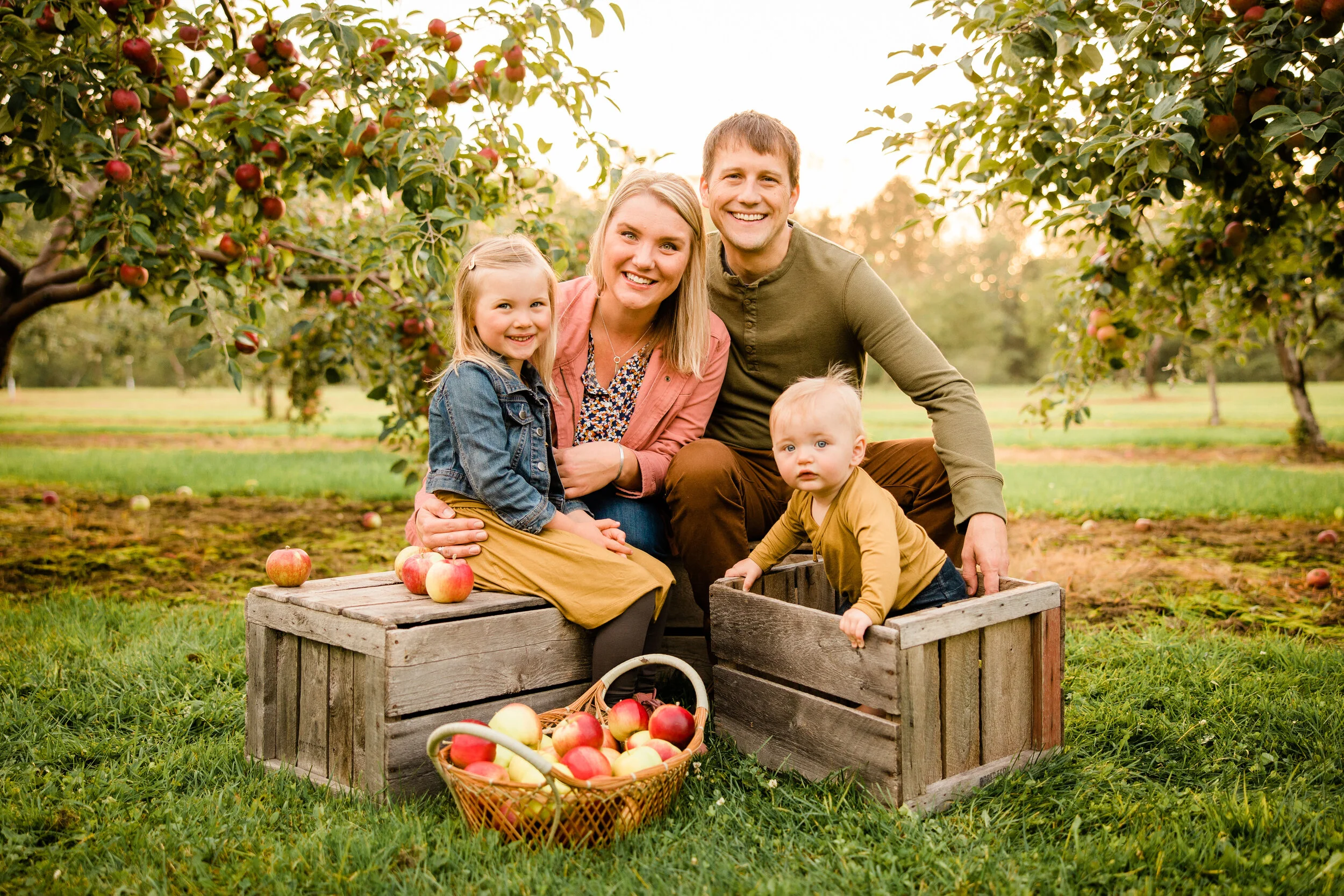 Jessa and Ryan's Family at Robertson Orchards-3.jpg