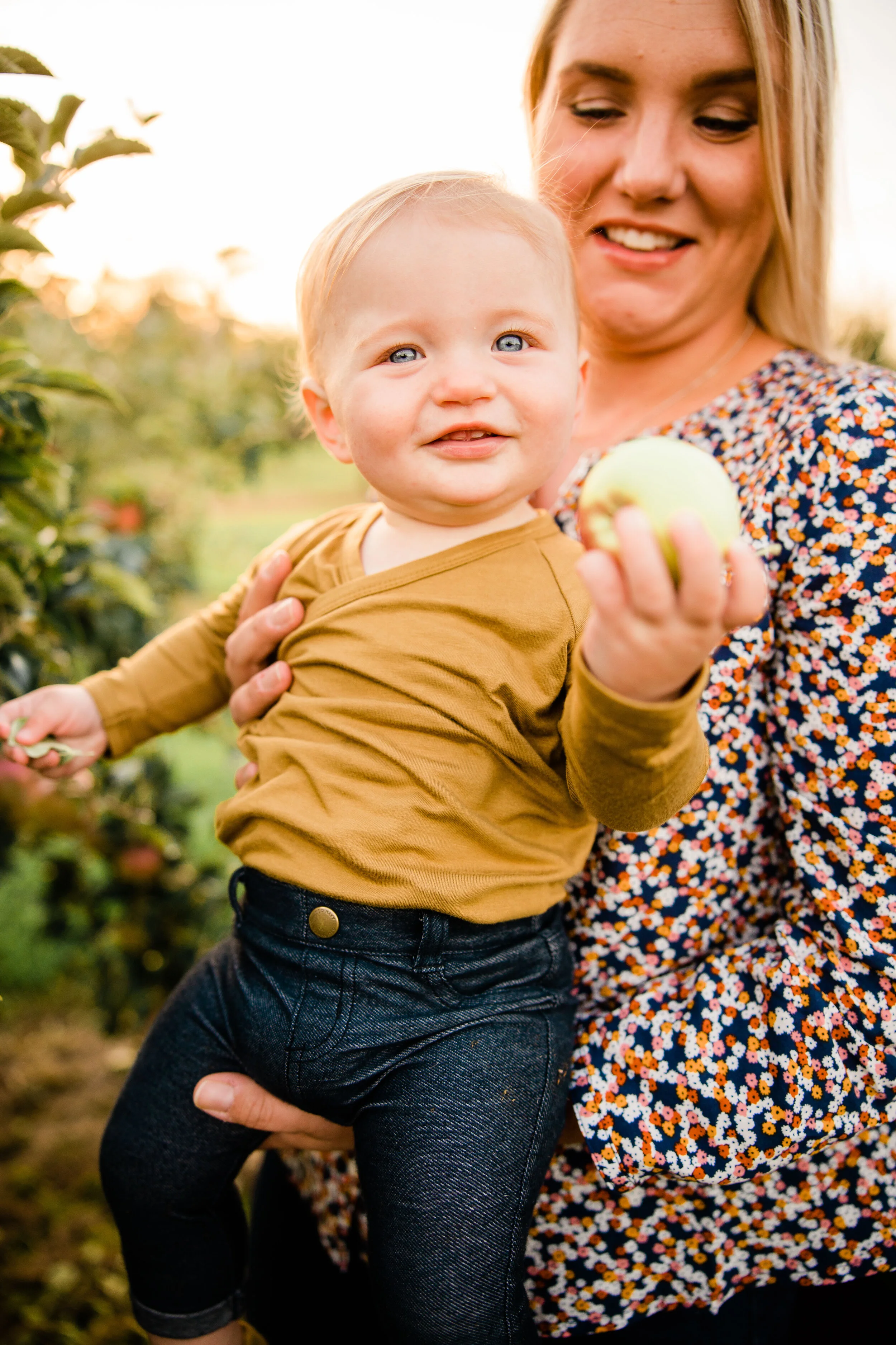 Jessa and Ryan's Family at Robertson Orchards-8.jpg