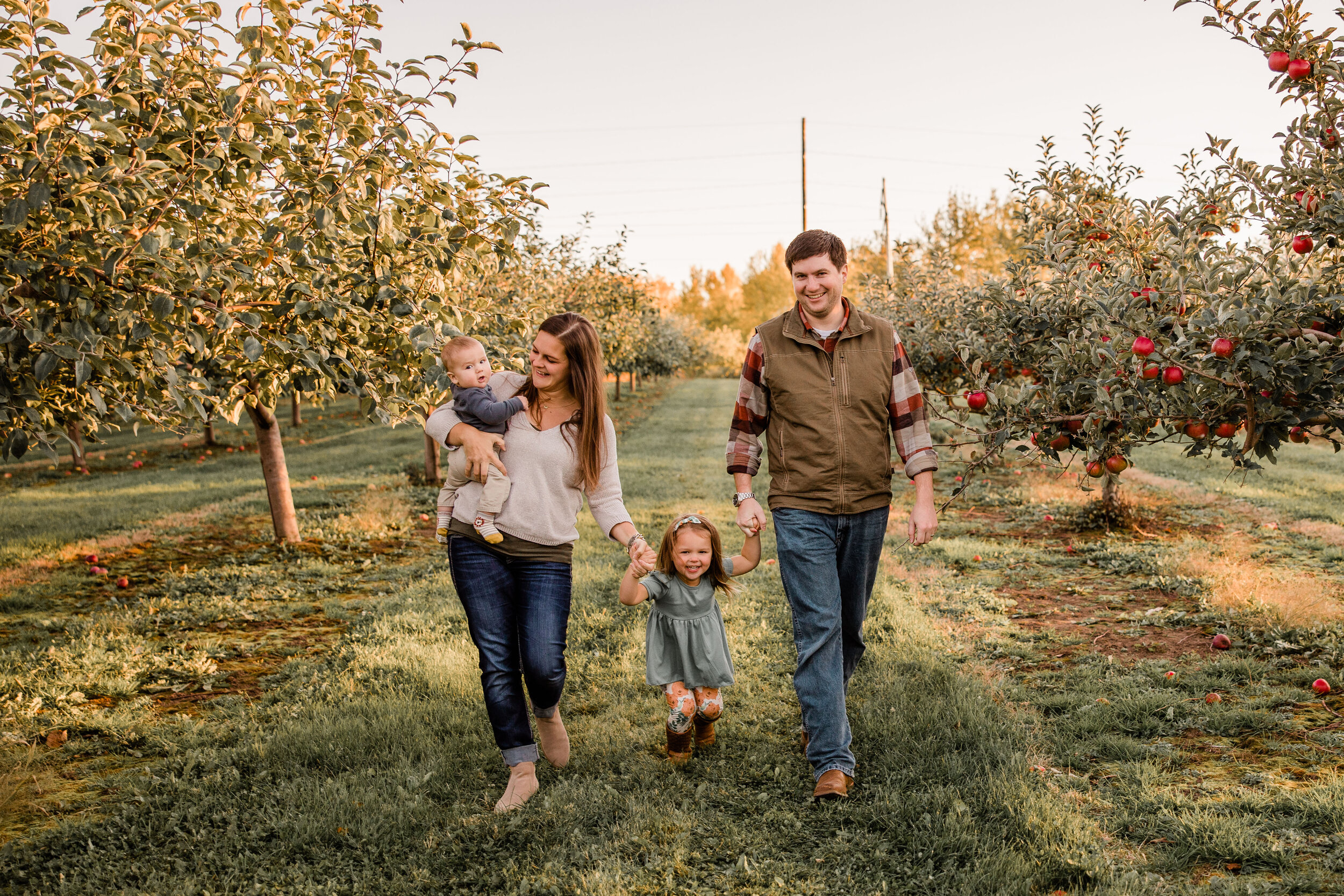 Robertson Orchards | Fall Family Mini Session