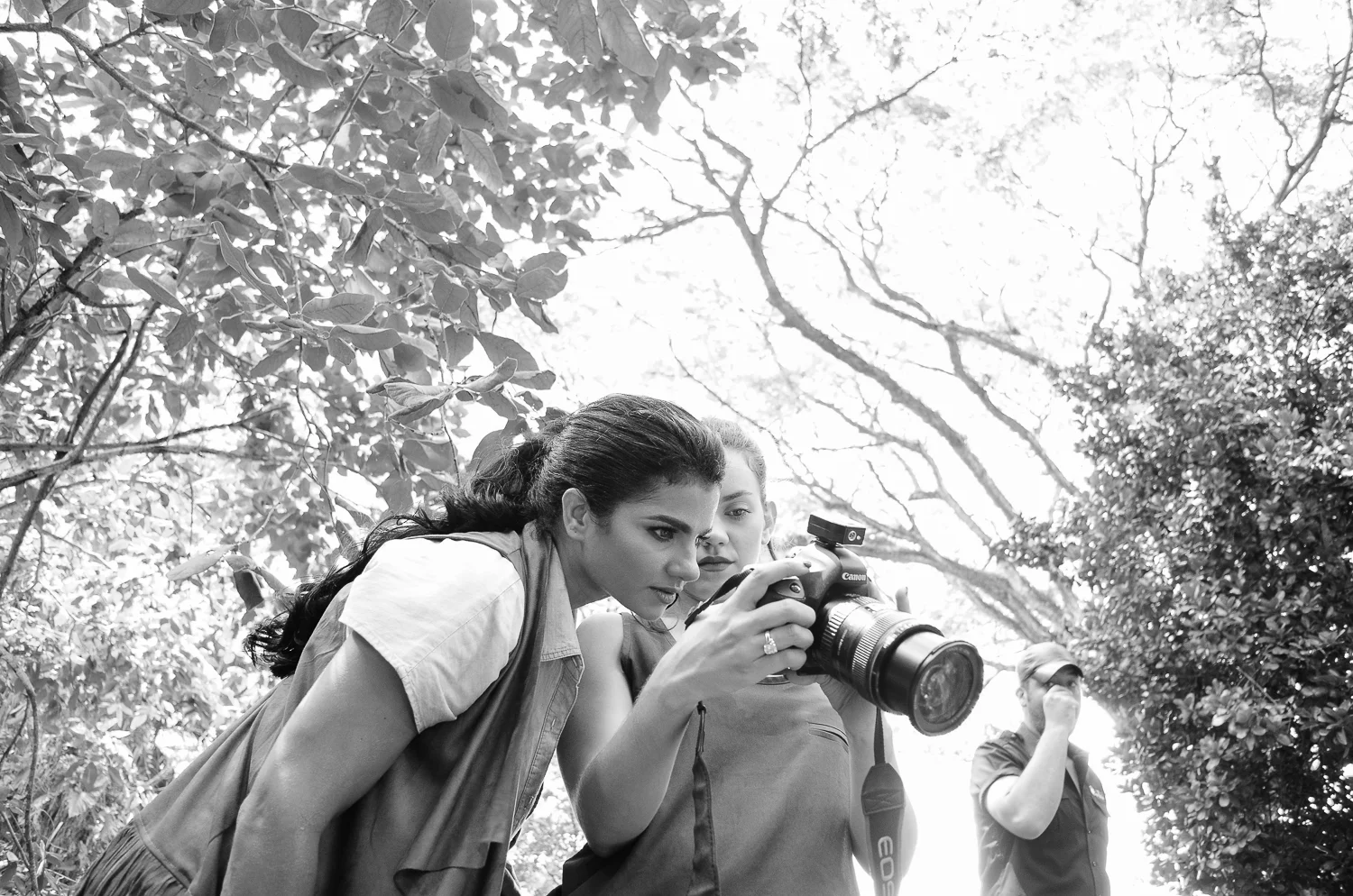 Nicole (@nickyfitmom) y yo.. chequeando que los músculos se vieran! / Fotos por Otto Santos (@ottosantosrd)