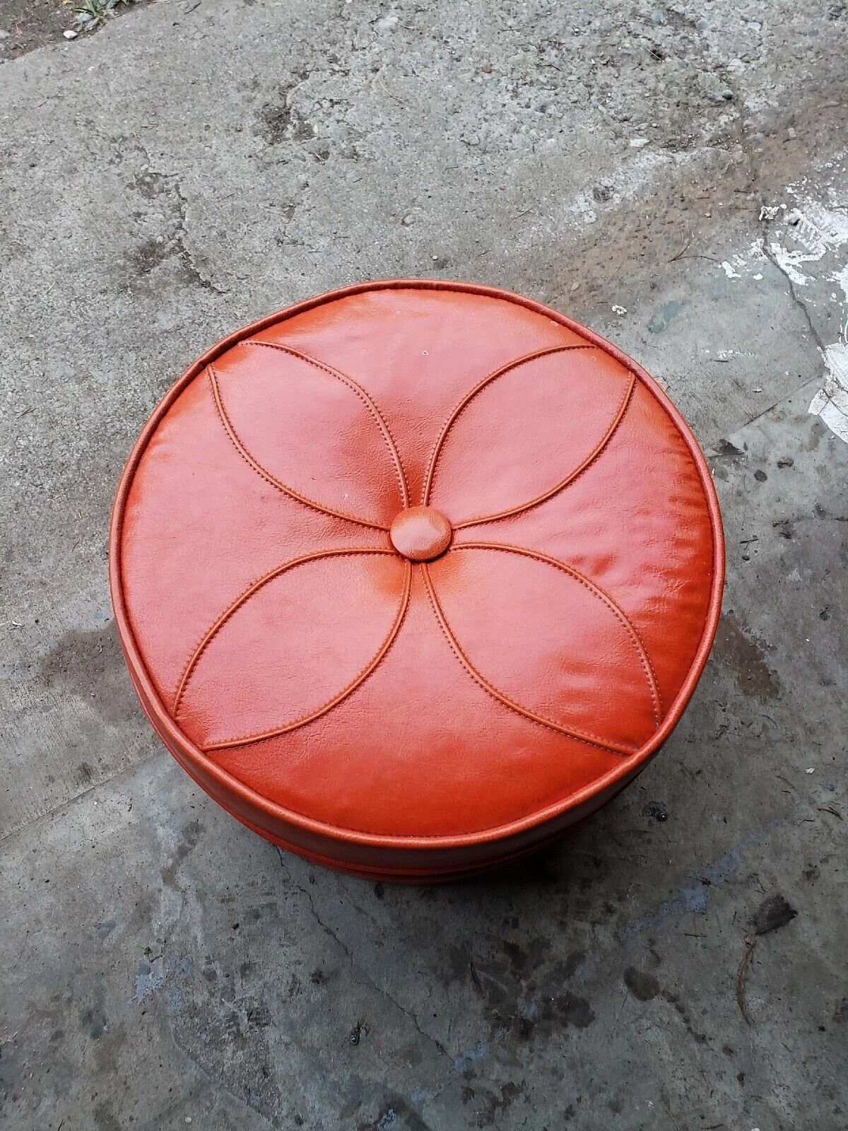 20 online thrift furniture stores for vintage and midcentury modern.