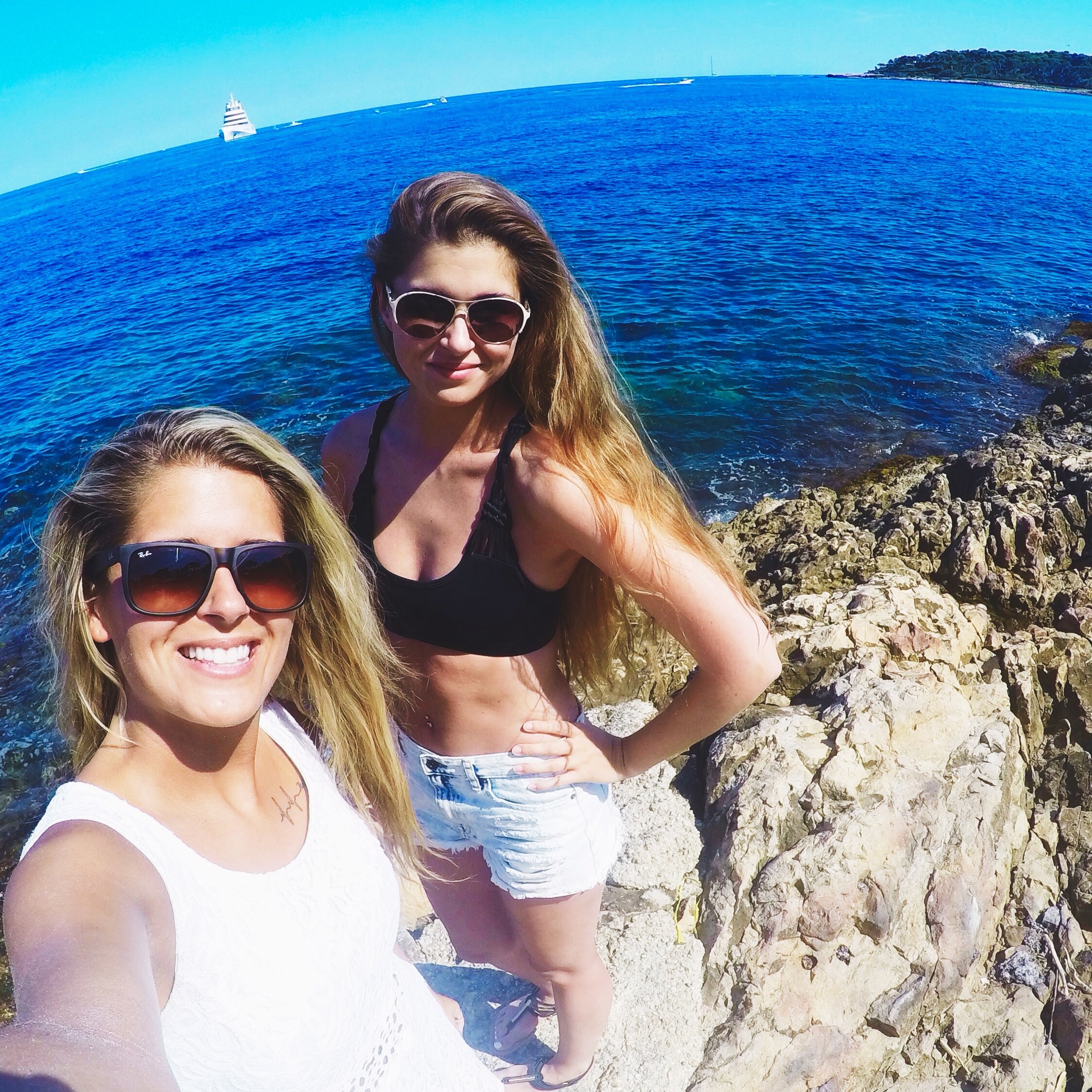 Sister selfie by the sea - Cannes - Côte d'Azur - South of France (French Riviera)