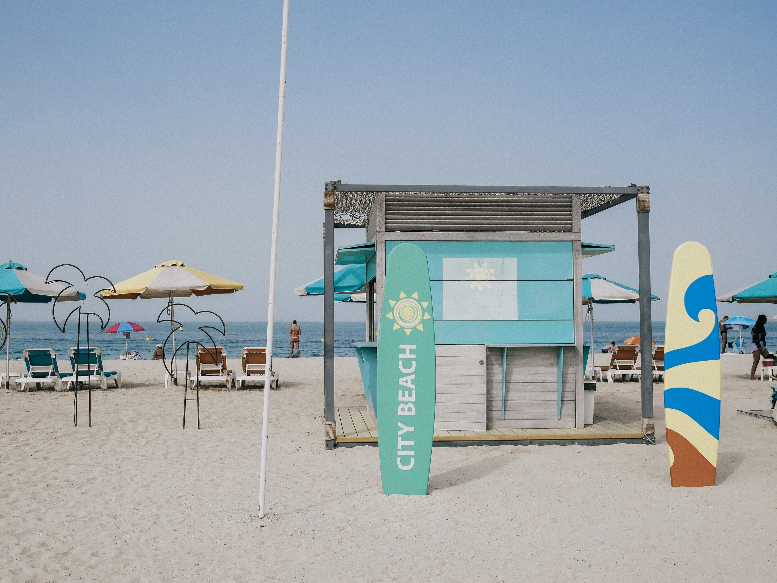 Les parasols de la plage de Kite Beach - Dubaï - Émirats arabes unis (EAU)