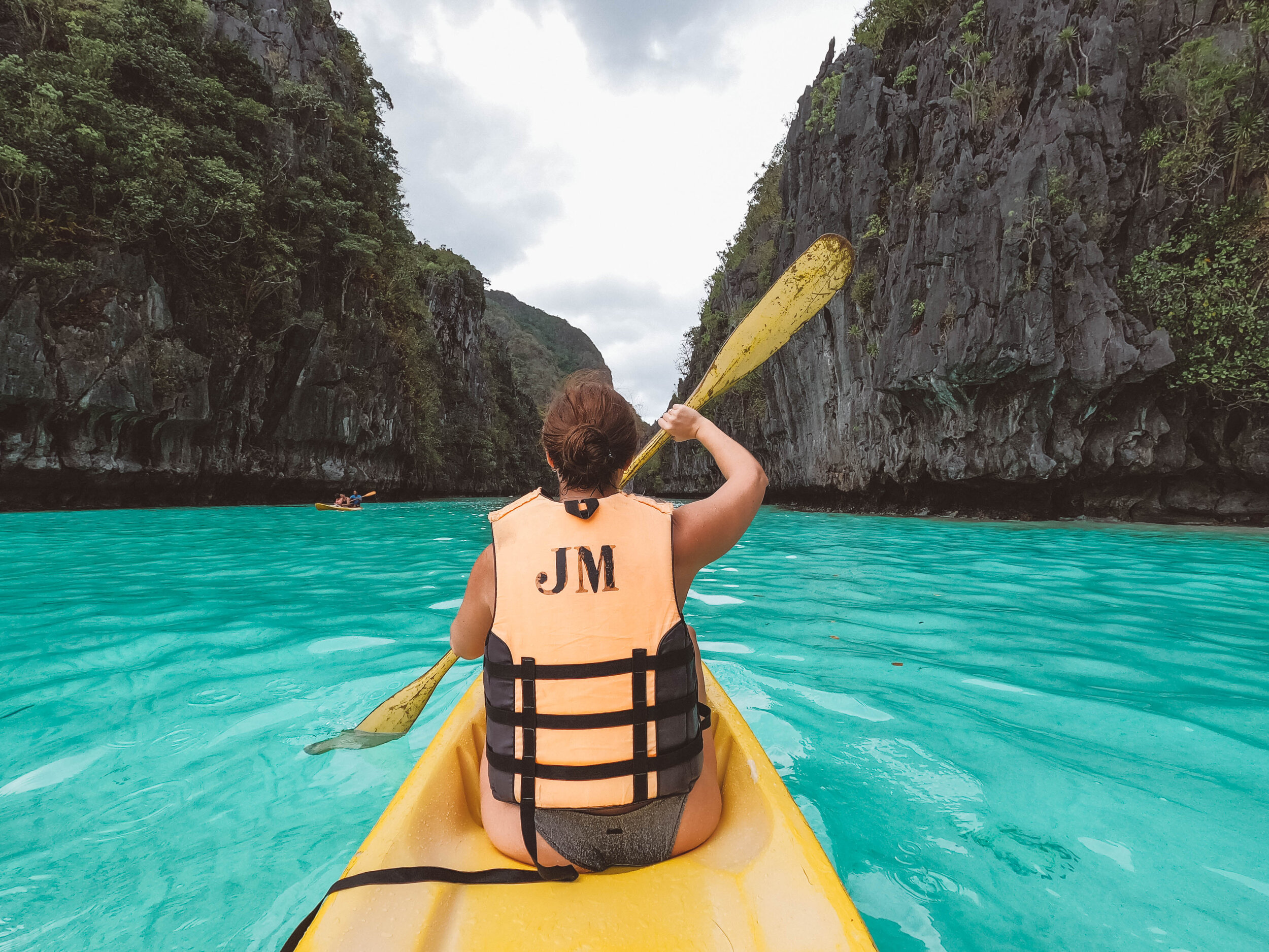 Kayak dans des eaux bleues cristallines de Big Lagoon - Excursion A - El Nido - Ile de Palawan - Philippines