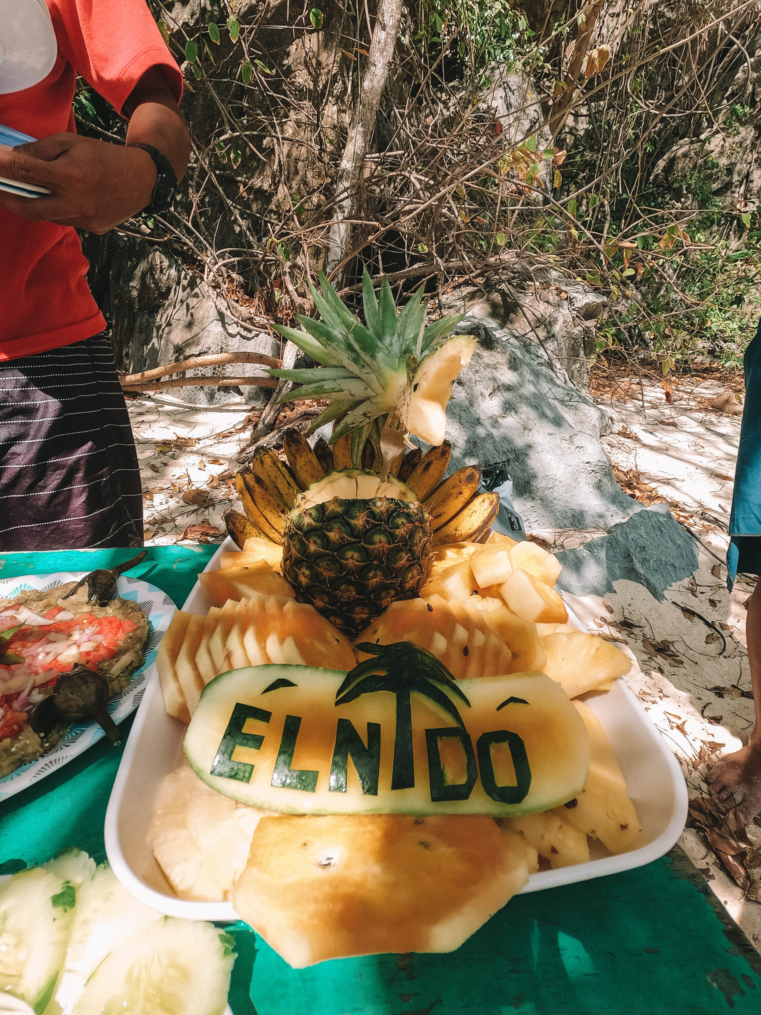 Notre lunch à la plage Paradise Beach - fruits frais (ananas, pastèque, bananes) - Excursion D - El Nido - Ile de Palawan - Philippines