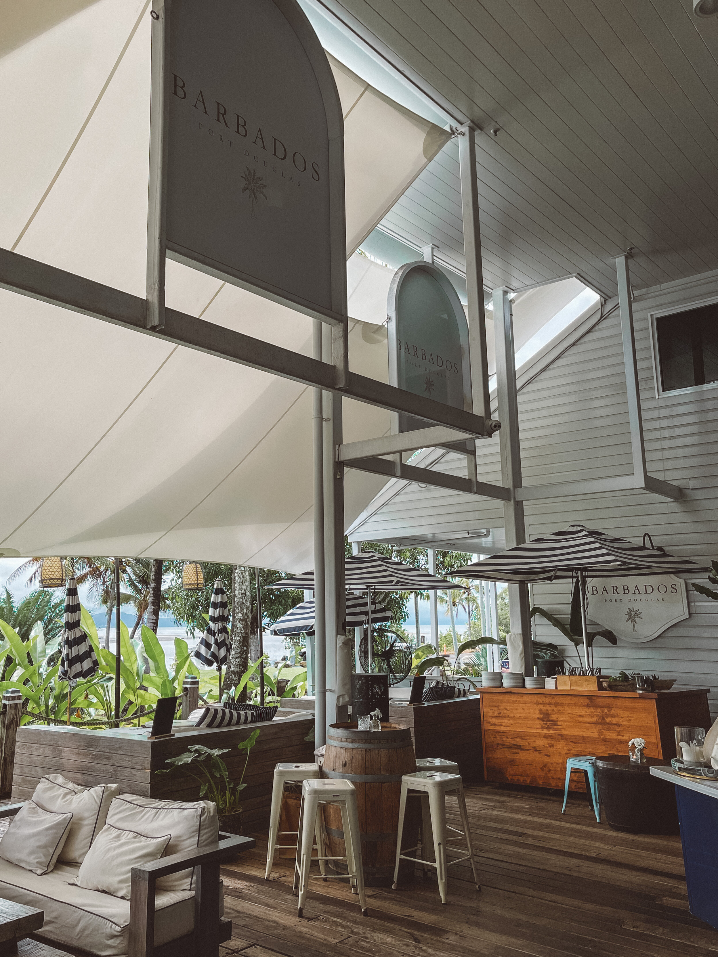 Les tables et la terrasse du restaurant Barbados - Port Douglas - Tropical North Queensland (QLD) - Australie