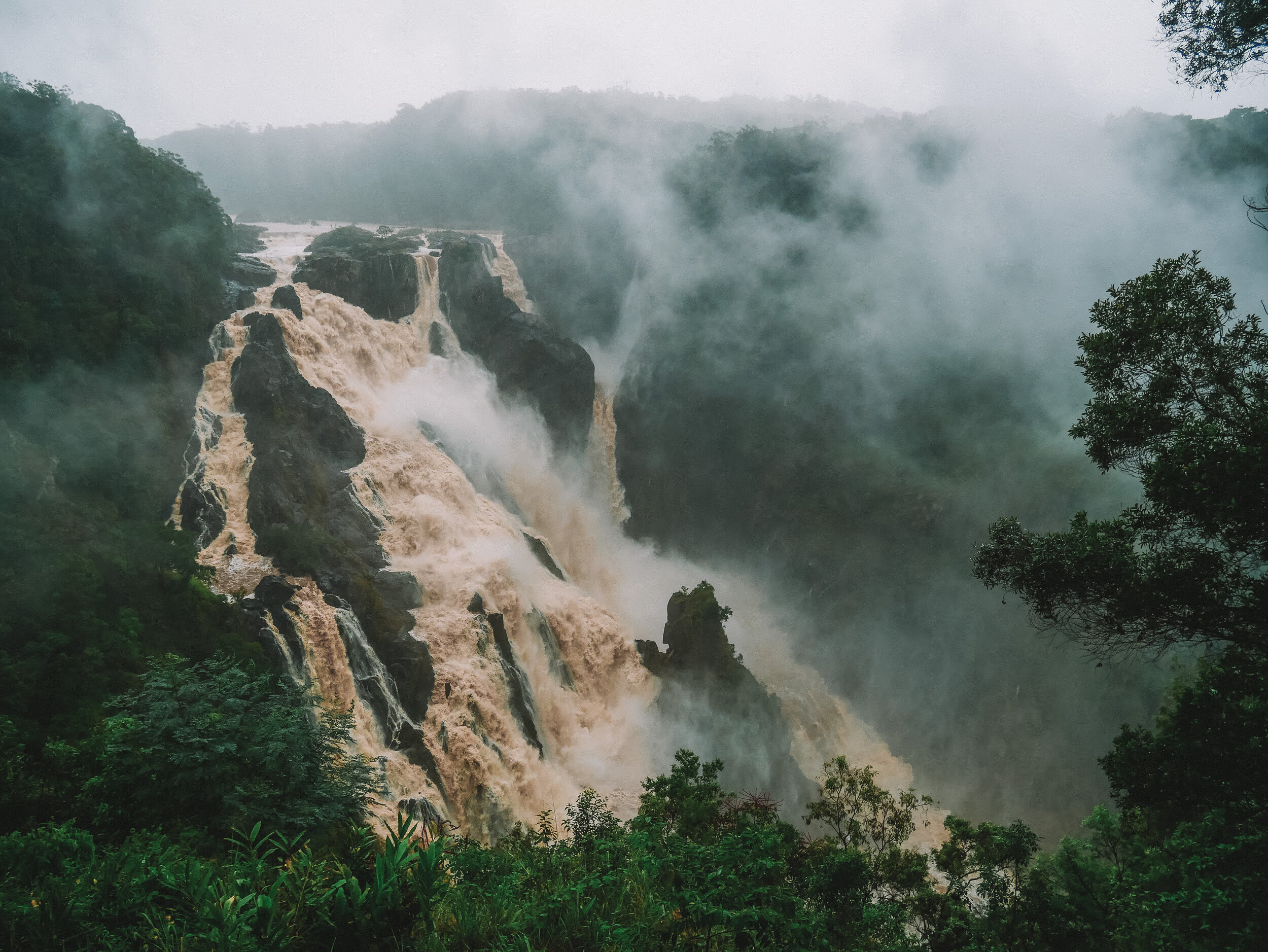 Les magnifiques chutes Barron Falls sous la pluie - Cairns - Tropical North Queensland (QLD) - Australie