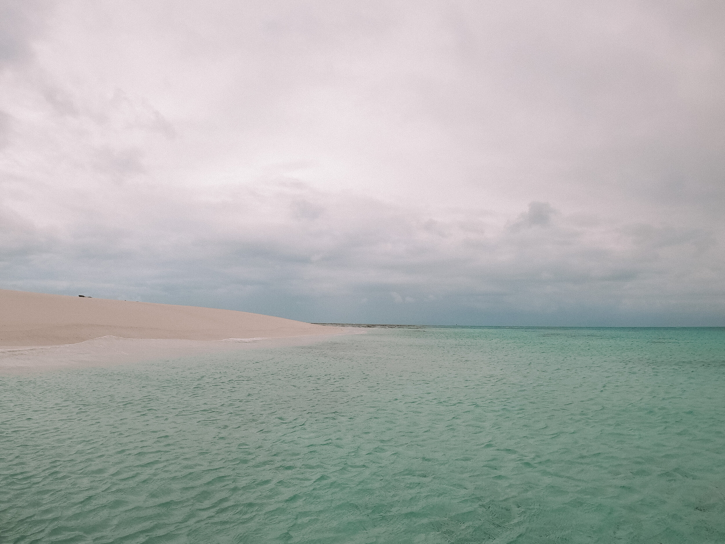 Île déserte sous temps nuageux - Mackay Reef - Cape Tribulation - Tropical North Queensland (QLD) - Australie