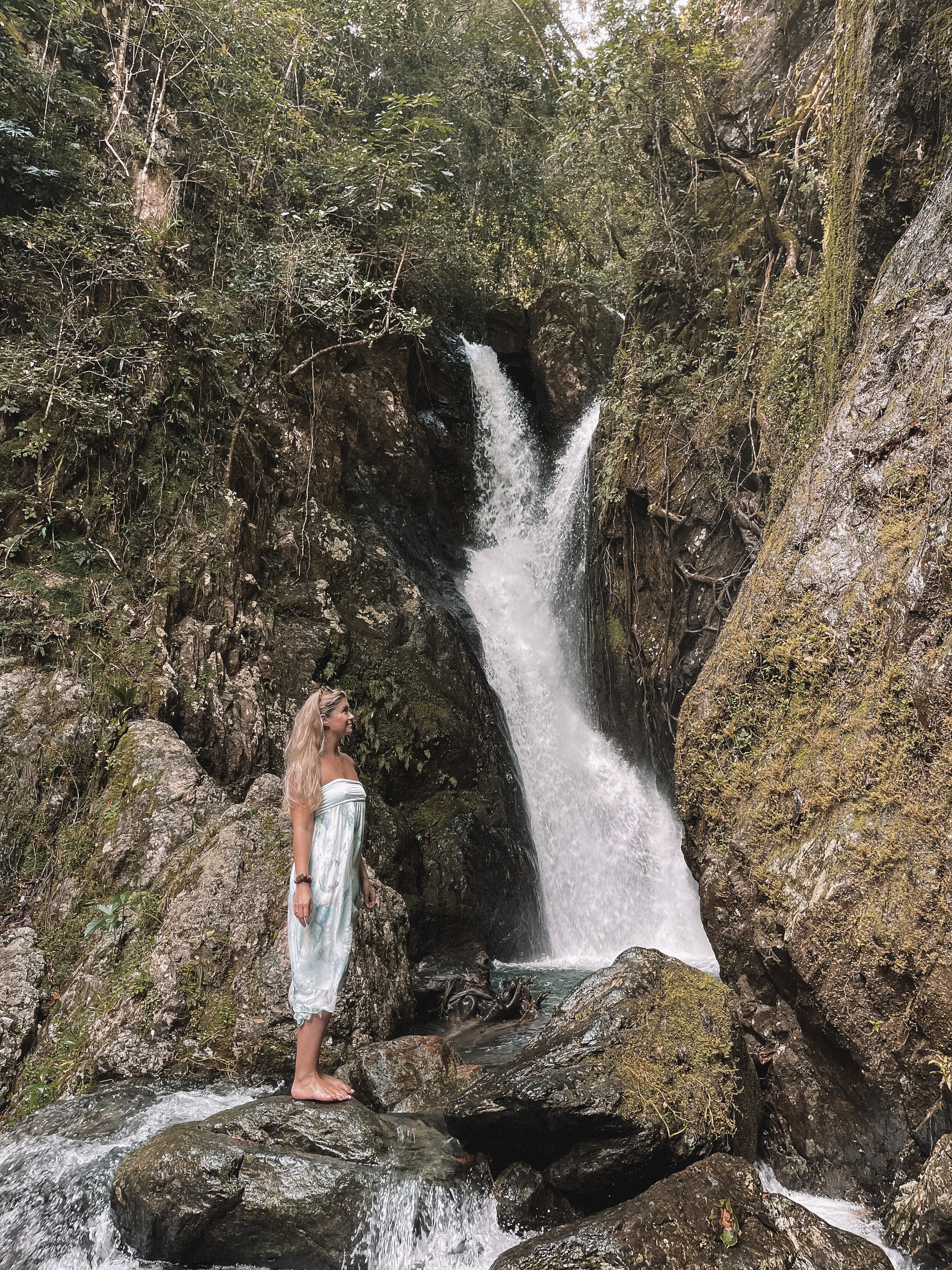 Posant à la base des chutes Fairy Falls - Cairns - Tropical North Queensland (QLD) - Australie