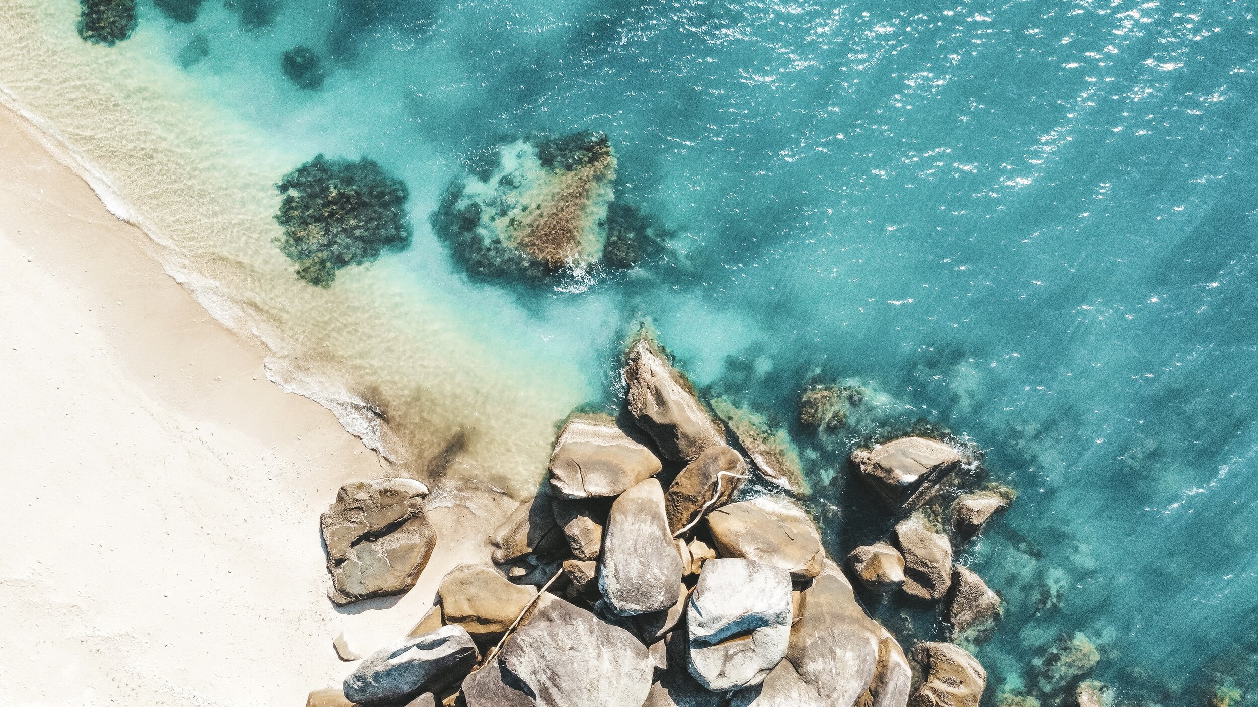 Drone DJI Mavic Mini - La plage de Nudey Beach et ses rochers - Fitzroy Island - Cairns - Tropical North Queensland (QLD) - Australie