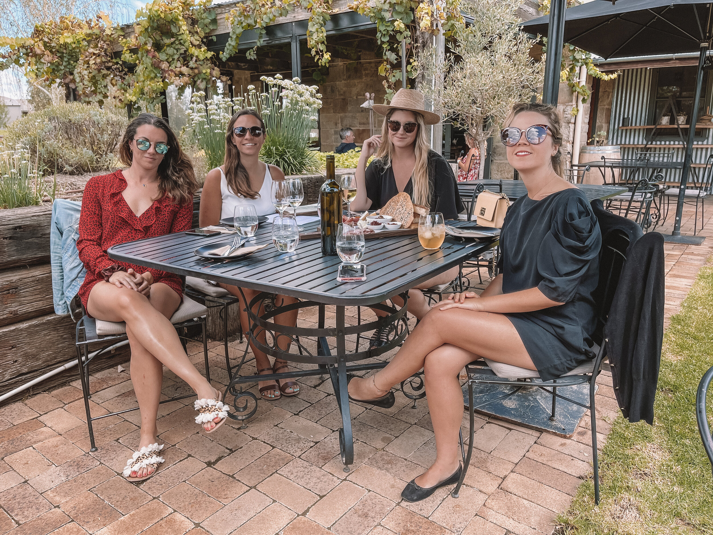 Outdoors terrasse with the girls - Gilbert - Mudgee - New South Wales (NSW) - Australia