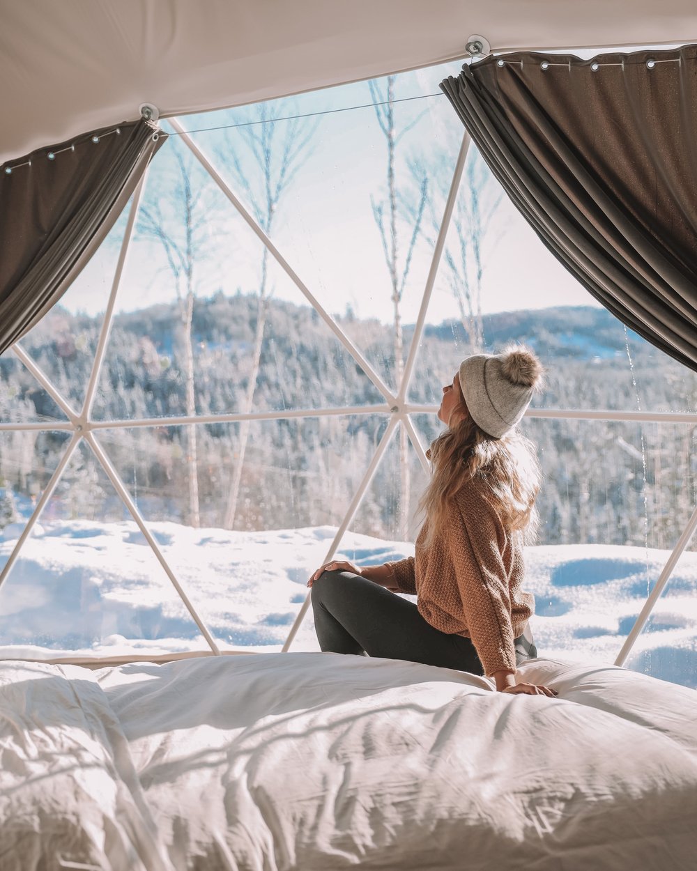 Posing on our bed while admiring the snowy decor - Diamants de l'Éternel - Saint-David-de-Falardeau - Saguenay-Lac-St-Jean - Quebec - Canada