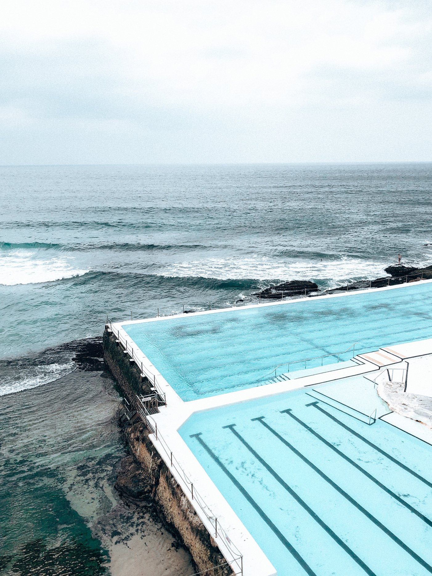 La piscine Bondi Icebergs par temps gris - Sydney - Nouvelle-Galles-du-Sud (NSW) - Australie