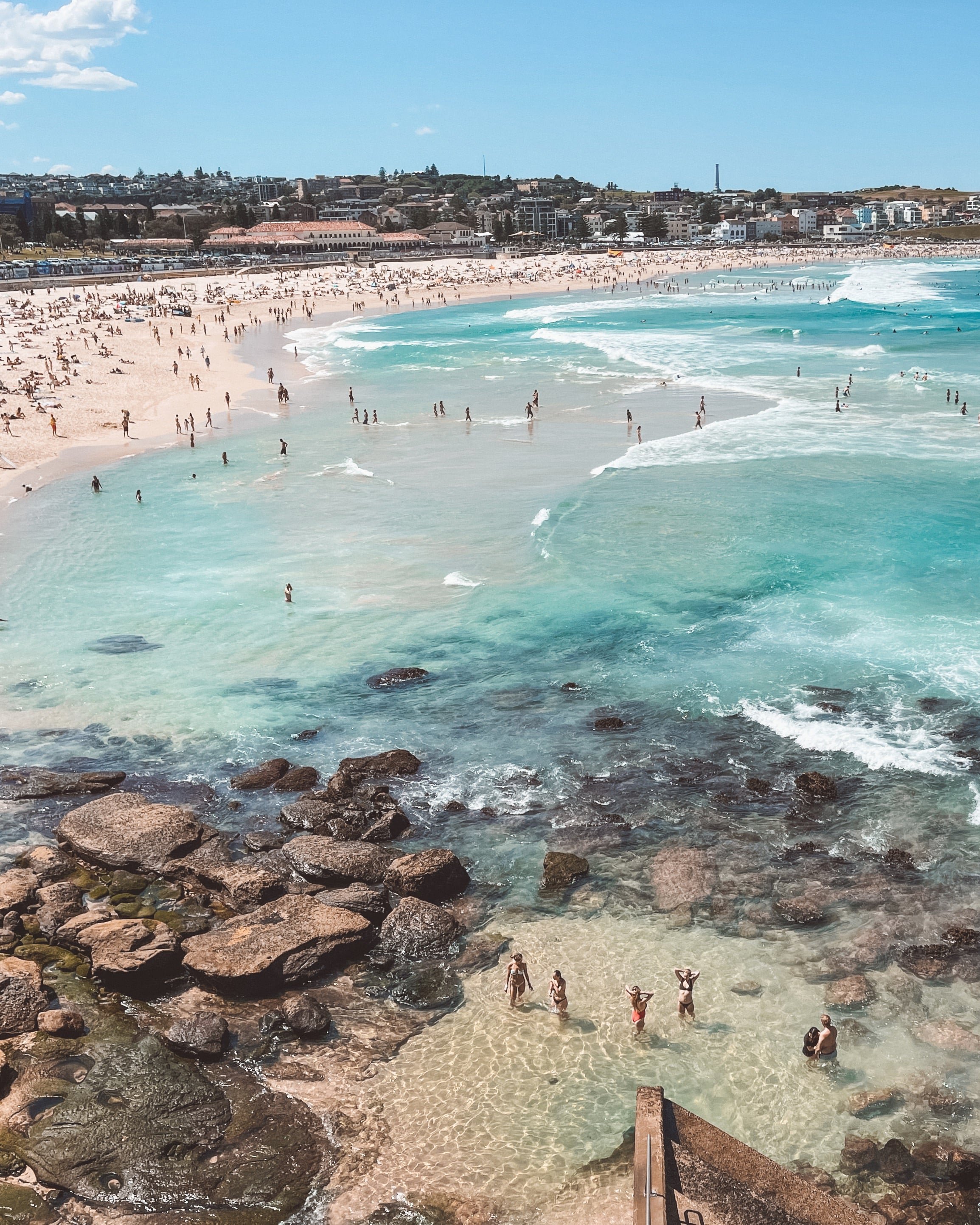 La plage de Bondi complètement bondée - Sydney - Nouvelle-Galles-du-Sud (NSW) - Australie