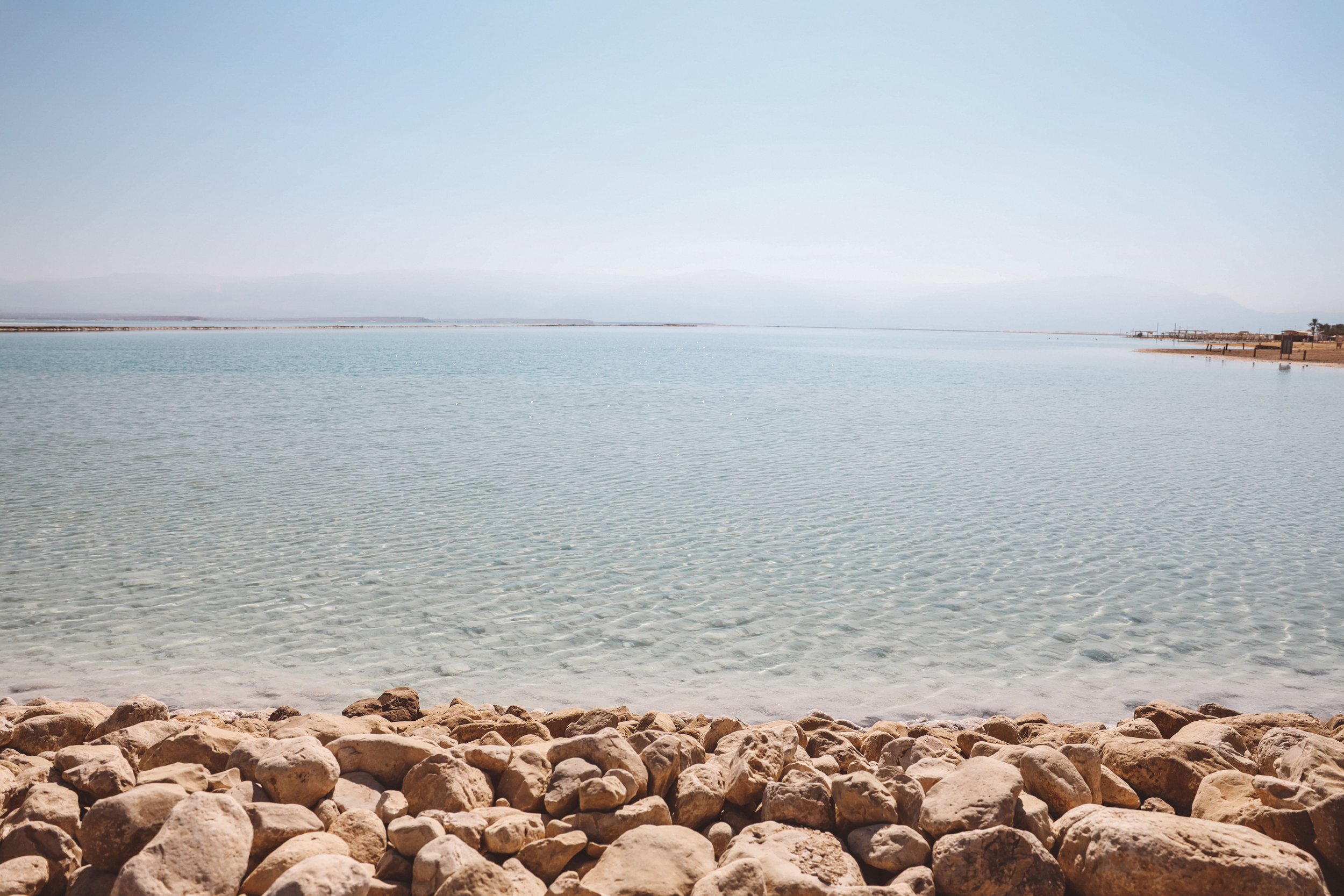 Les cailloux le long de la côte de la mer morte - Israël