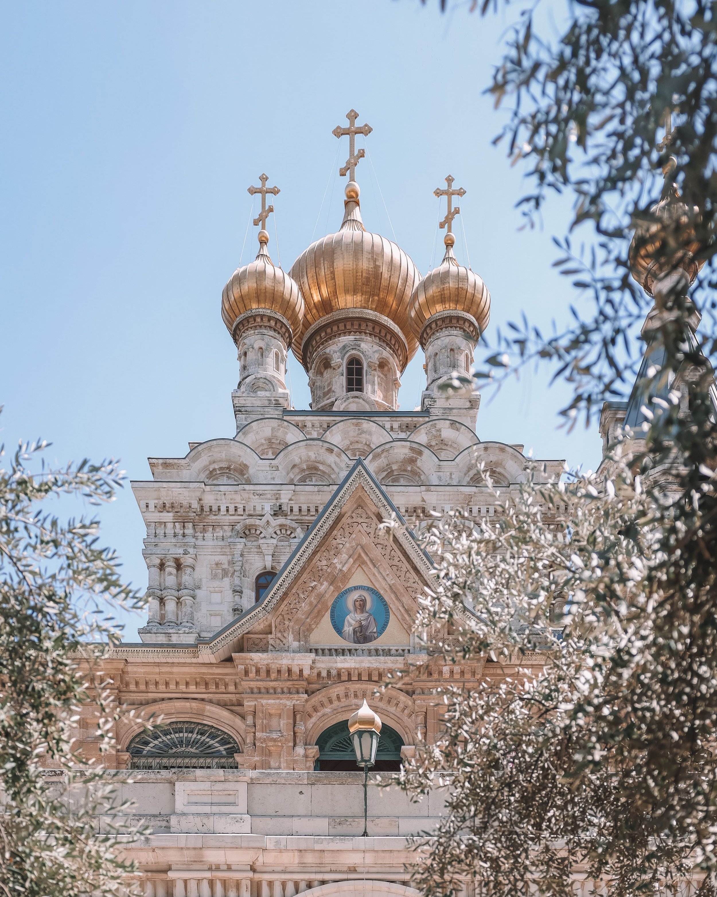 La magnifique église orthodoxe de Marie Madeleine entourée de feuillage - Vieille Ville - Jérusalem - Israël