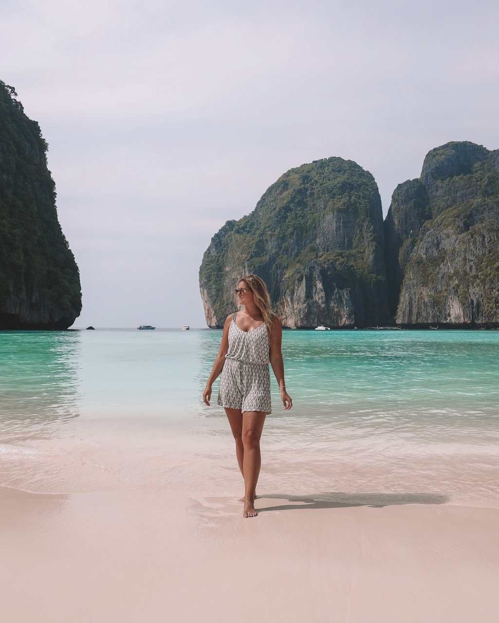 Prendre la pause devant la merveilleuse plage - Excursion à Maya Bay - Krabi - Thaïlande