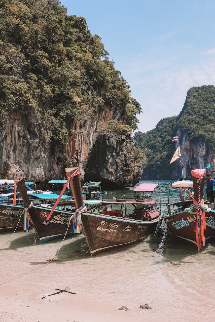 Les bateaux alignés sur la plage de Laolading - Krabi - Thaïlande