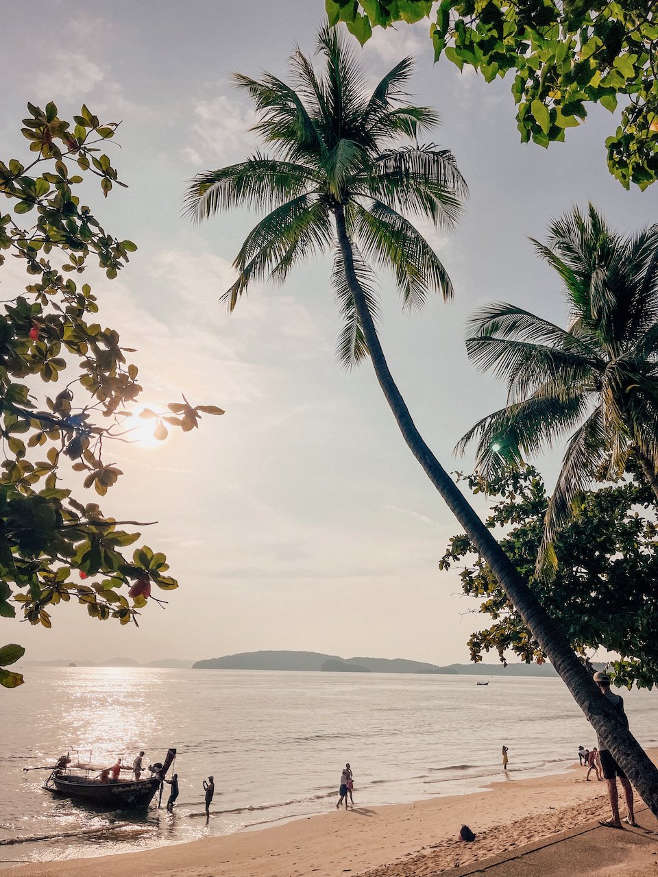 Coucher de soleil sur la plage d'Ao Nang - Excursion à Koh Hong - Krabi - Thaïlande
