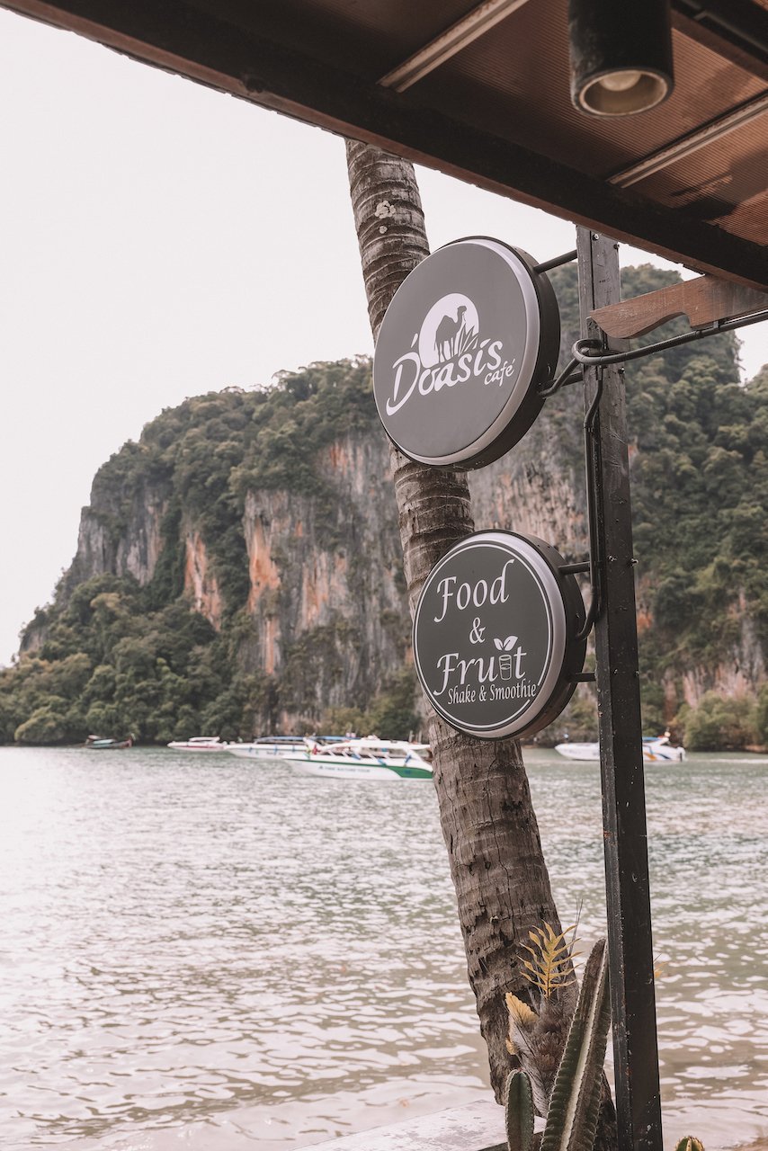Le panneau d'entrée du café d'oasis - Railay Beach - Krabi - Thaïlande