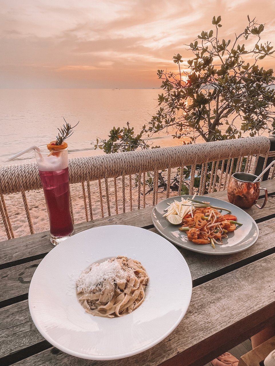 Pâtes et cocktails au coucher de soleil - Reeve Beach Club - Ao Nang - Krabi - Thaïlande