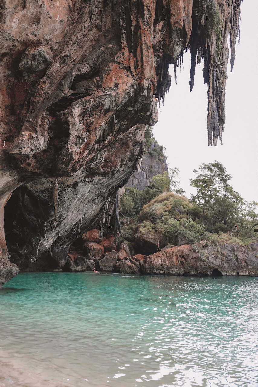 Eaux bleues près de Phra Nang Cave - Railay Beach - Krabi - Thaïlande