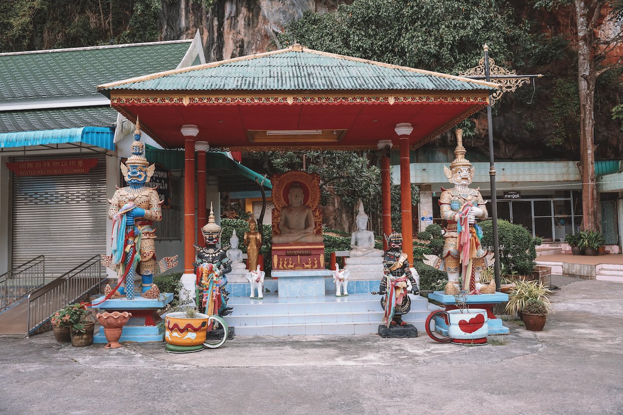 L'un des lieux sacrés du complexe - Tiger Cave Temple - Krabi - Thaïlande