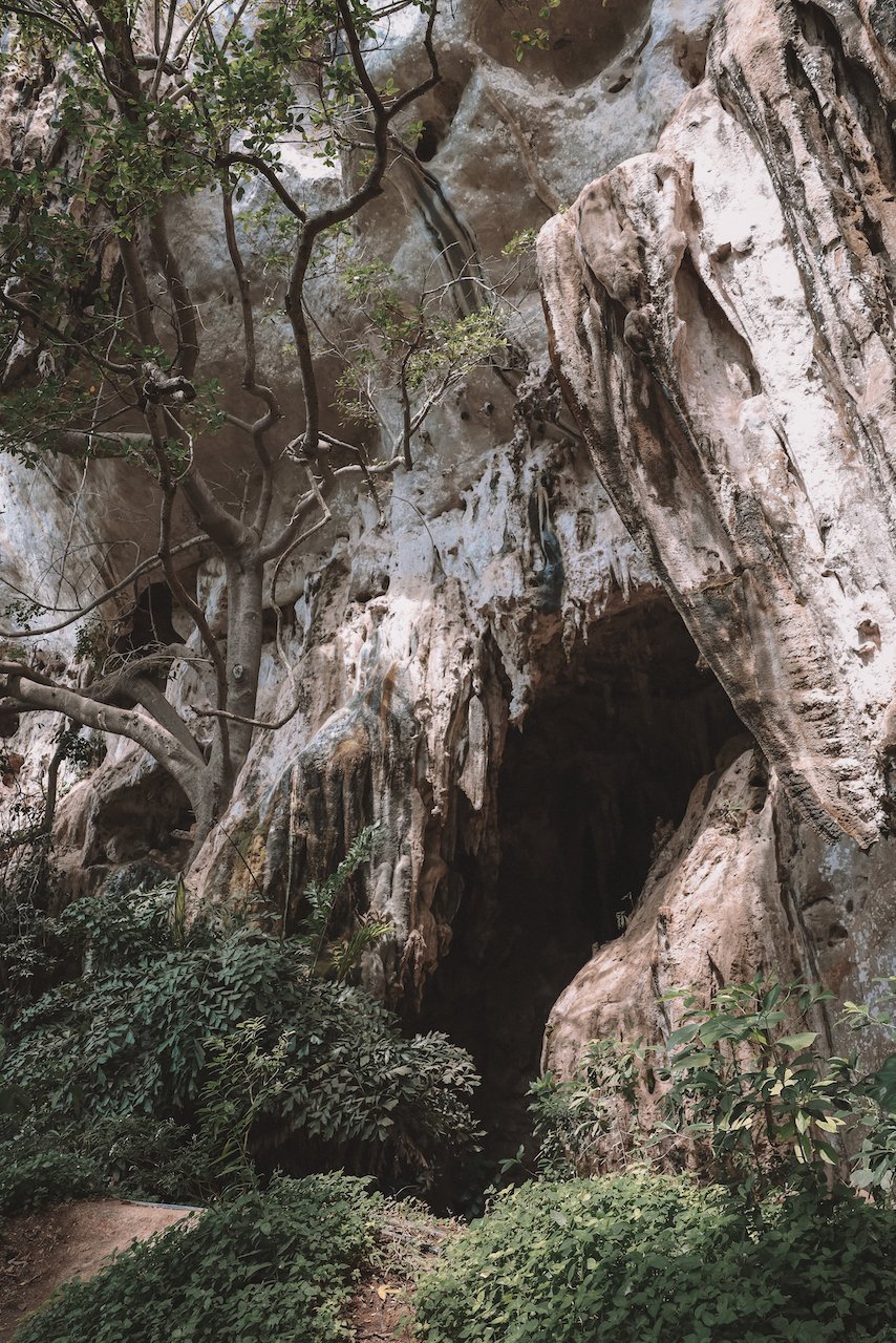 Quelques grottes creusées dans la falaise - Railay Beach - Krabi - Thaïlande
