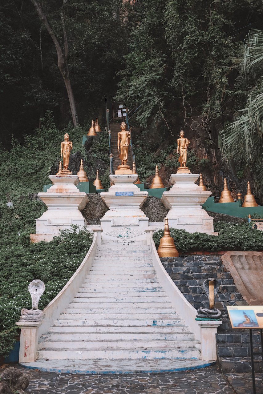 Le départ de la montée en escaliers - Tiger Cave Temple - Krabi - Thaïlande