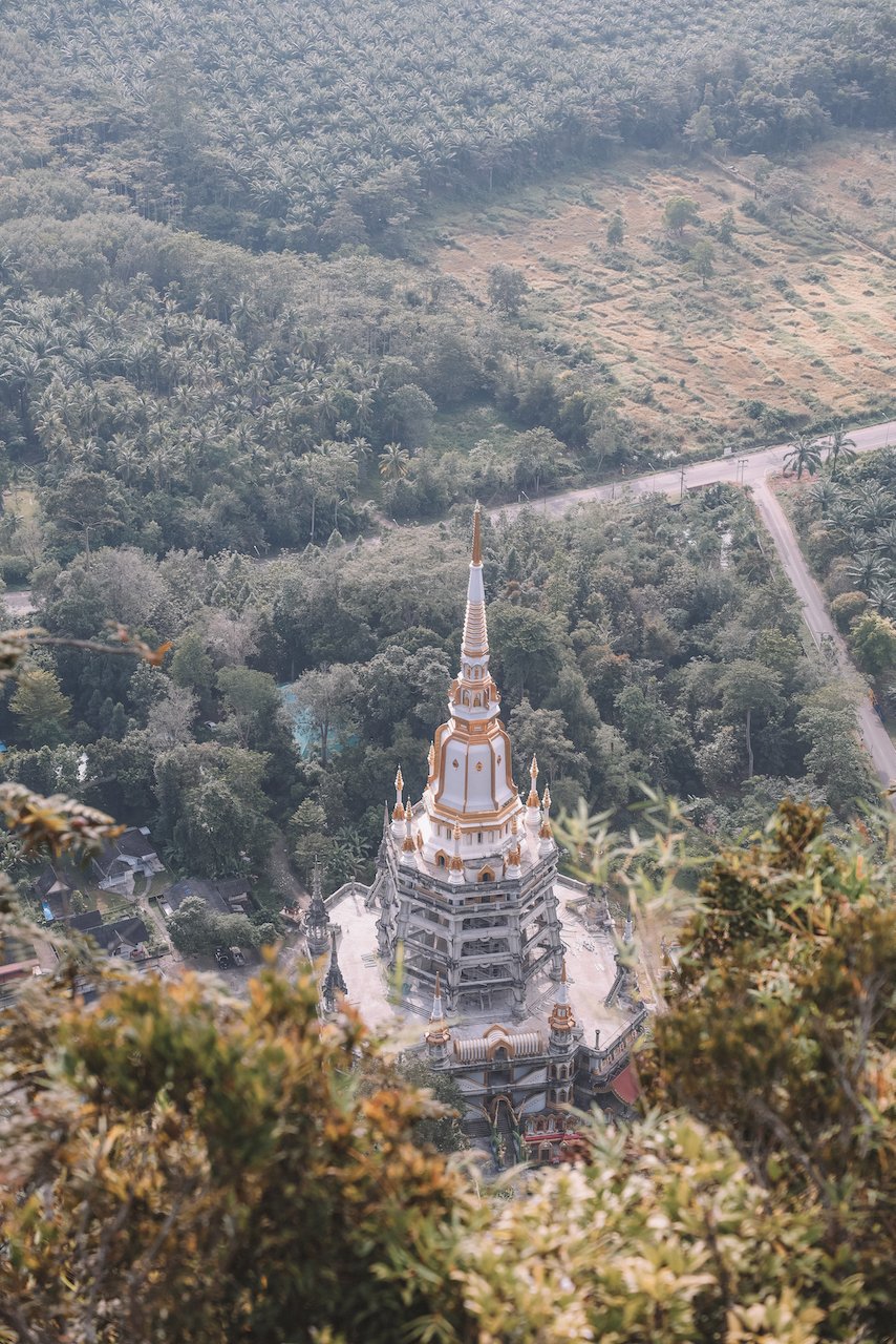 Vue sur le temple depuis le haut de la montagne - Tiger Cave Temple - Krabi - Thaïlande