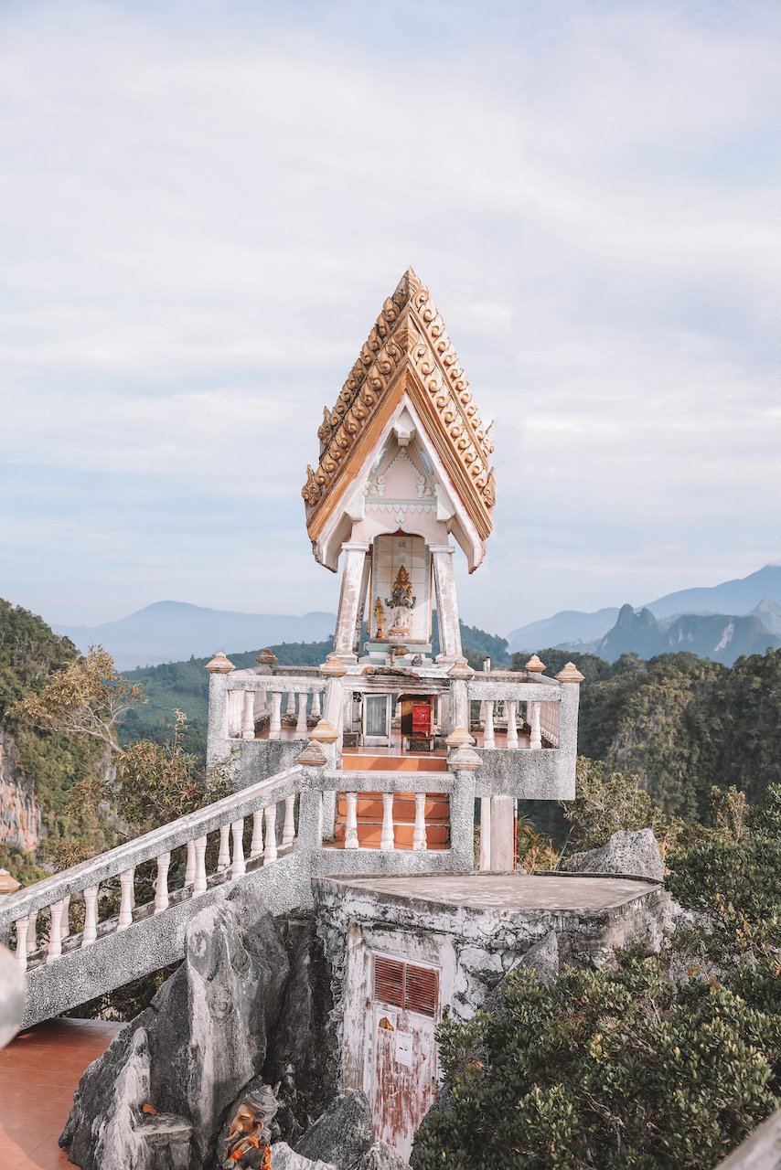 Magnifique structure religieuse au sommet de la montagne sacrée - Tiger Cave Temple - Krabi - Thaïlande