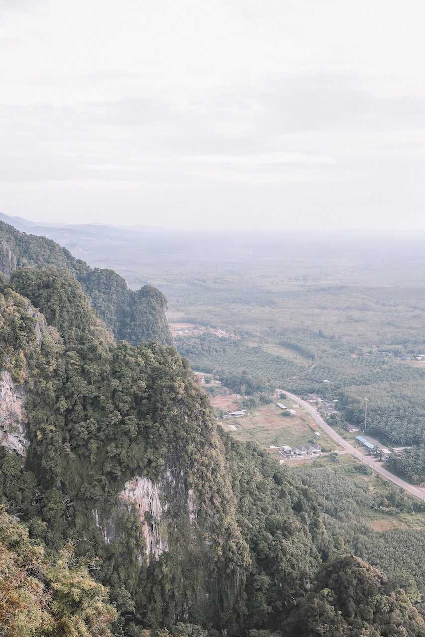 Un autre point de vue depuis le haut de la montagne - Tiger Cave Temple - Krabi - Thaïlande