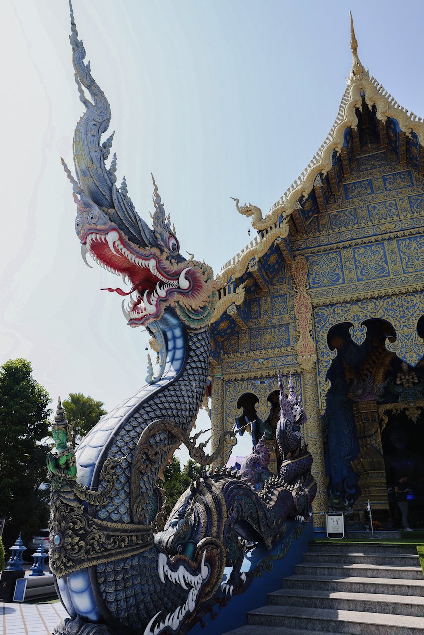 Dragon géant à l'entrée du temple - Temple Bleu  - Wat Rong Suea Ten - Chiang Rai - Nord de la Thaïlande