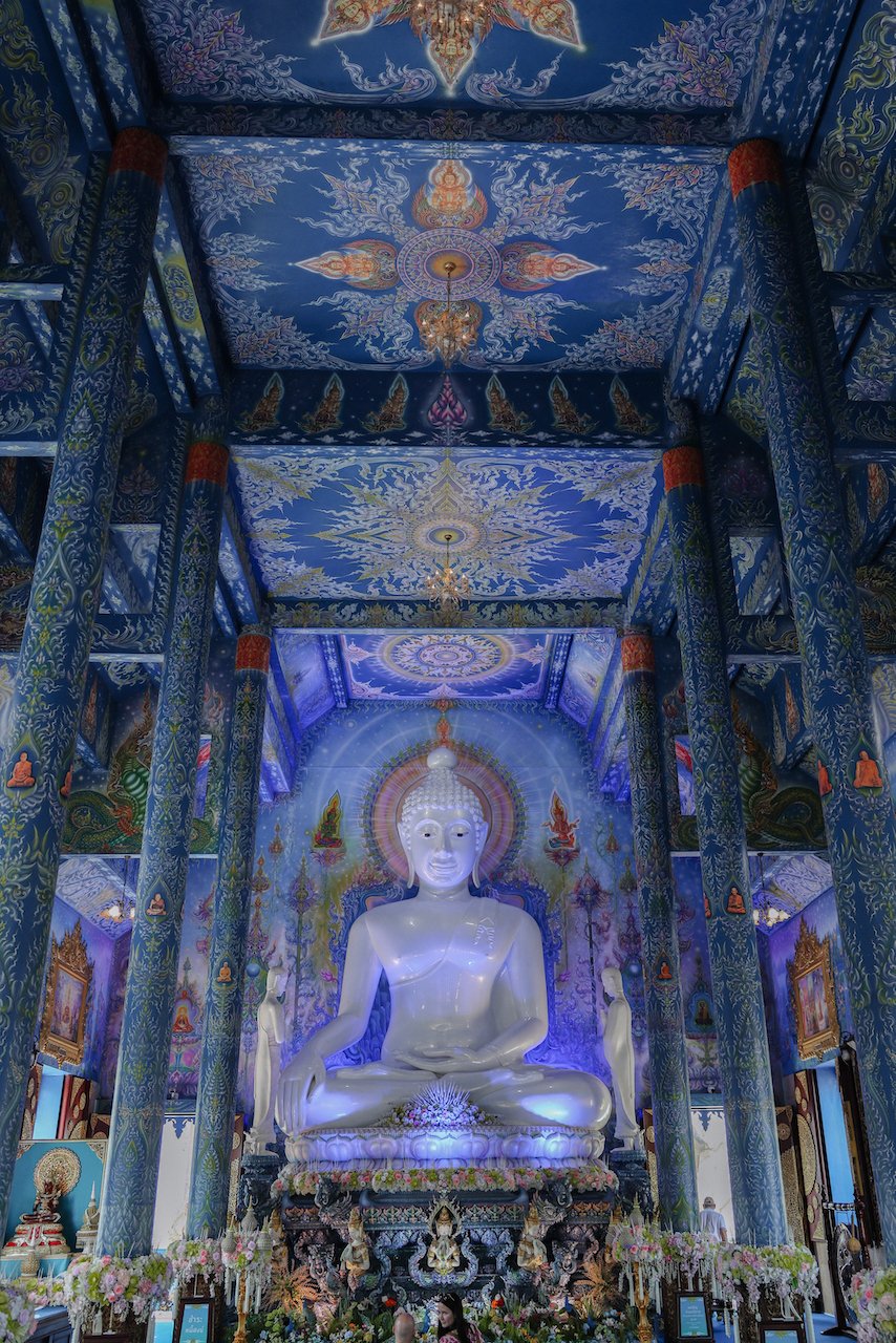 Magnifique statue de Bouddha à l'intérieur - Temple Bleu  - Wat Rong Suea Ten - Chiang Rai - Nord de la Thaïlande