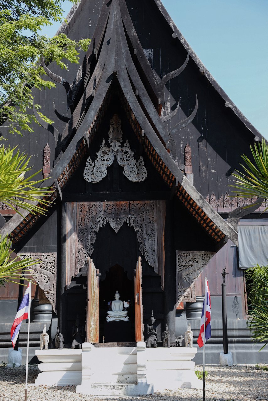 Petit Bouddha blanc à l'entrée - Maison Noire - Baan Dam Museum - Chiang Rai - Nord de la Thaïlande